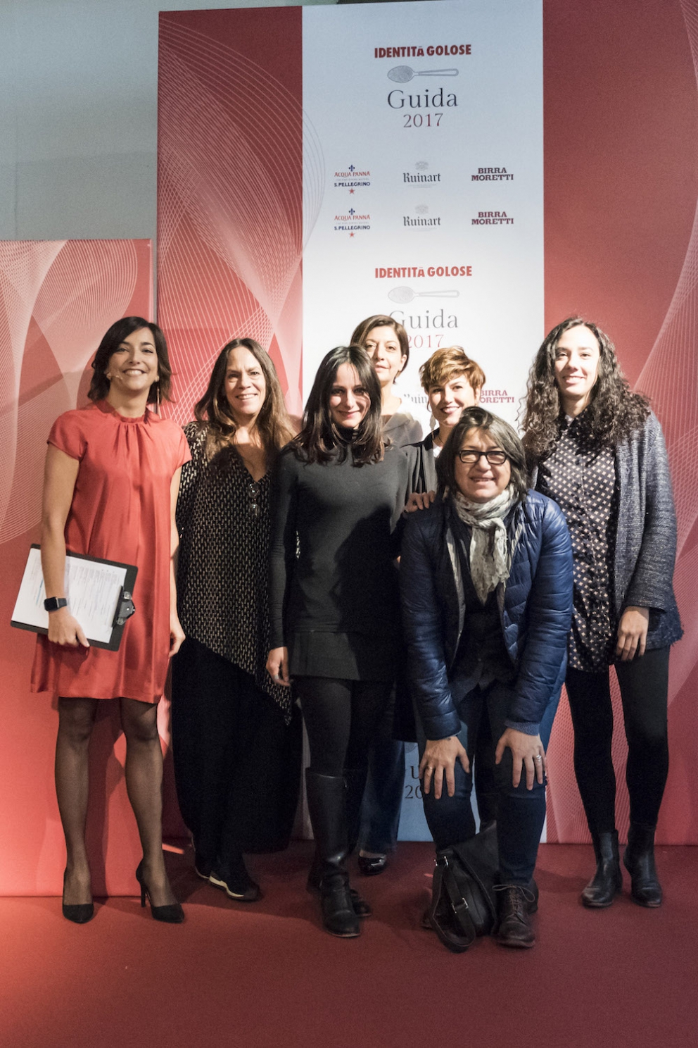 Photogallery






Tutti i premiati (come sempre under 40) nelle foto di Brambilla-Serrani: qui Martina Caruso (la migliore chef) premiata da Stefano Marini (San Pellegrino-Acqua Panna)









Diego Rossi (premio birra in cucina) premiato da Ilaria Zaminga (Fondazione Birra Moretti)









Lo Zuma di Roma, nella persona del sommelier Michele Brando, premiato per la migliore carta dei vini e distillati da Alessandro Massano (Moët Hennessy)









Gianni Sinesi premiato come miglior sommelier da Francesco Zonin (Casa Vinicola Zonin)









Barbara Manoni premiata come miglior maître da Enrico Ugolini (Cantine Santa Margherita)









Il Metamorfosi di Roy Caceres premiato per il miglior cestino del pane da Piero Gabrieli (Molino Quaglia)









Floriano e Giovanni Pellegrino premiati come sorpresa dell’anno da Anna Maschio (Bonaventura Maschio)









Virgilio Martinez, che ha mandato un contributo video, premiato come miglior chef straniero da Chiara Zucchetti (Lavazza)









Claudio Catino premiato come miglior sous-chef da Elena Bacchini (Divine Creazioni Surgital)









Andrea Tortora premiato come miglior chef pasticciere da Paola Rossoni (Pavoni Italia)









Gli Abbruzzino premiati come famiglia dell'anno da Paola Valeria Jovinelli (Arte del Convivio)









Matteo Baronetto premiato come miglior chef da Giuseppe Saetta (Consorzio Tutela Grana Padano)









Ryan King premiato come miglior food writer da Roberta Garibaldi e Giorgio Gori (East Lombardy)









L'assessore lombardo Gianni Fava con Paolo Marchi









Paolo Marchi, Lisa Casali e Gabriele Zanatta






