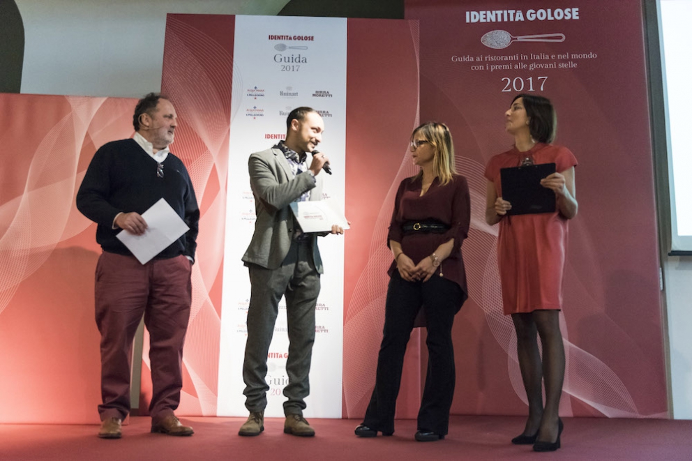 Photogallery






Tutti i premiati (come sempre under 40) nelle foto di Brambilla-Serrani: qui Martina Caruso (la migliore chef) premiata da Stefano Marini (San Pellegrino-Acqua Panna)






