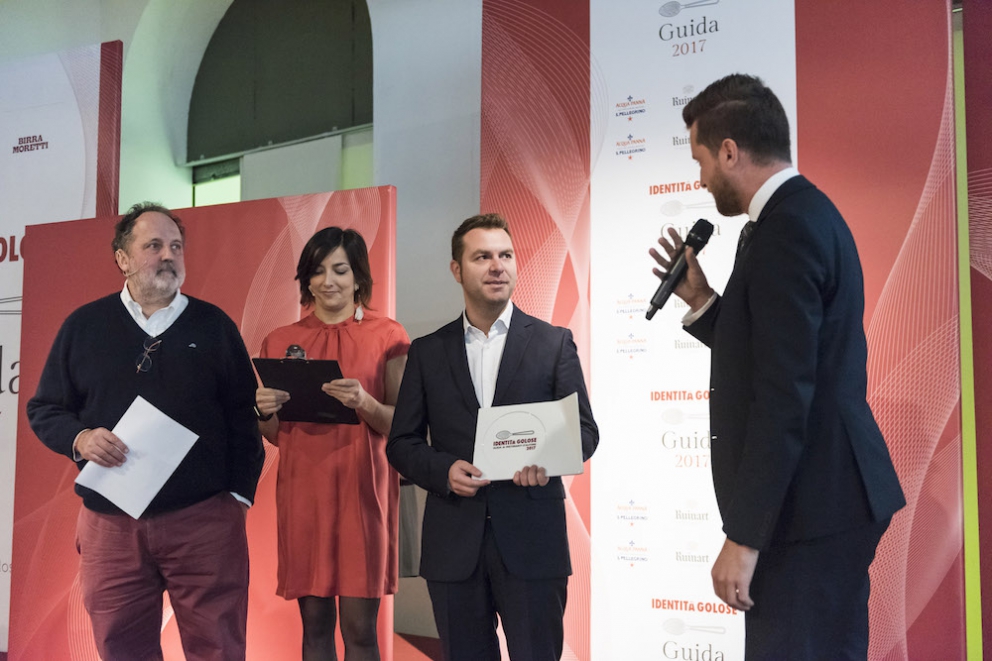 Photogallery






Tutti i premiati (come sempre under 40) nelle foto di Brambilla-Serrani: qui Martina Caruso (la migliore chef) premiata da Stefano Marini (San Pellegrino-Acqua Panna)









Diego Rossi (premio birra in cucina) premiato da Ilaria Zaminga (Fondazione Birra Moretti)






