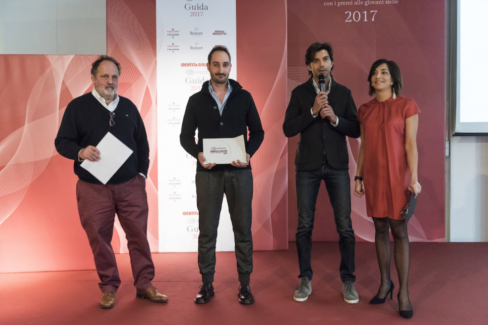 Photogallery






Tutti i premiati (come sempre under 40) nelle foto di Brambilla-Serrani: qui Martina Caruso (la migliore chef) premiata da Stefano Marini (San Pellegrino-Acqua Panna)









Diego Rossi (premio birra in cucina) premiato da Ilaria Zaminga (Fondazione Birra Moretti)









Lo Zuma di Roma, nella persona del sommelier Michele Brando, premiato per la migliore carta dei vini e distillati da Alessandro Massano (Moët Hennessy)







