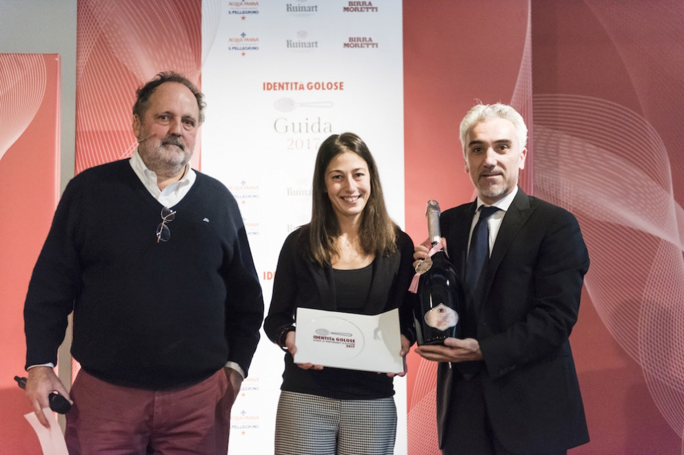 Photogallery






Tutti i premiati (come sempre under 40) nelle foto di Brambilla-Serrani: qui Martina Caruso (la migliore chef) premiata da Stefano Marini (San Pellegrino-Acqua Panna)









Diego Rossi (premio birra in cucina) premiato da Ilaria Zaminga (Fondazione Birra Moretti)









Lo Zuma di Roma, nella persona del sommelier Michele Brando, premiato per la migliore carta dei vini e distillati da Alessandro Massano (Moët Hennessy)









Gianni Sinesi premiato come miglior sommelier da Francesco Zonin (Casa Vinicola Zonin)






