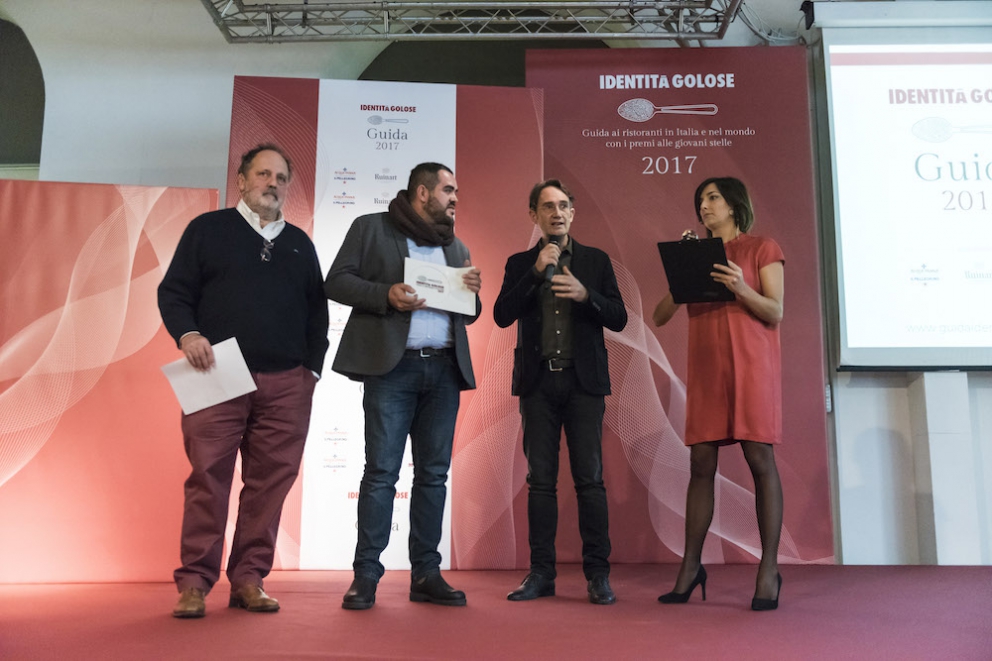 Photogallery






Tutti i premiati (come sempre under 40) nelle foto di Brambilla-Serrani: qui Martina Caruso (la migliore chef) premiata da Stefano Marini (San Pellegrino-Acqua Panna)









Diego Rossi (premio birra in cucina) premiato da Ilaria Zaminga (Fondazione Birra Moretti)









Lo Zuma di Roma, nella persona del sommelier Michele Brando, premiato per la migliore carta dei vini e distillati da Alessandro Massano (Moët Hennessy)









Gianni Sinesi premiato come miglior sommelier da Francesco Zonin (Casa Vinicola Zonin)









Barbara Manoni premiata come miglior maître da Enrico Ugolini (Cantine Santa Margherita)






