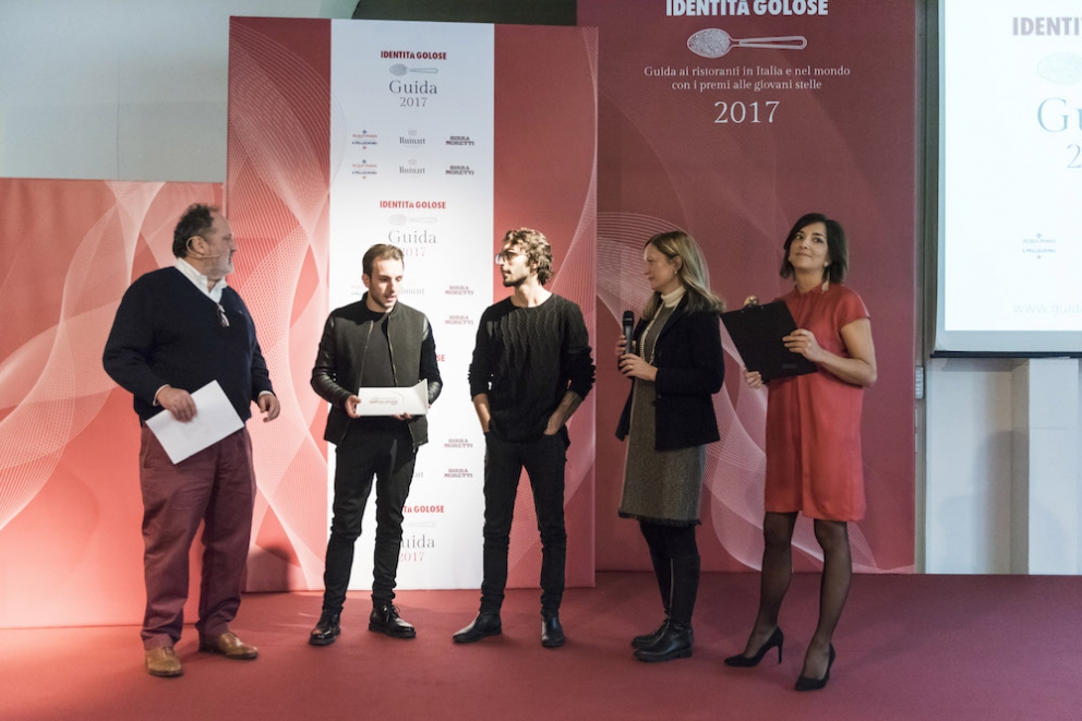 Photogallery






Tutti i premiati (come sempre under 40) nelle foto di Brambilla-Serrani: qui Martina Caruso (la migliore chef) premiata da Stefano Marini (San Pellegrino-Acqua Panna)









Diego Rossi (premio birra in cucina) premiato da Ilaria Zaminga (Fondazione Birra Moretti)









Lo Zuma di Roma, nella persona del sommelier Michele Brando, premiato per la migliore carta dei vini e distillati da Alessandro Massano (Moët Hennessy)









Gianni Sinesi premiato come miglior sommelier da Francesco Zonin (Casa Vinicola Zonin)









Barbara Manoni premiata come miglior maître da Enrico Ugolini (Cantine Santa Margherita)









Il Metamorfosi di Roy Caceres premiato per il miglior cestino del pane da Piero Gabrieli (Molino Quaglia)






