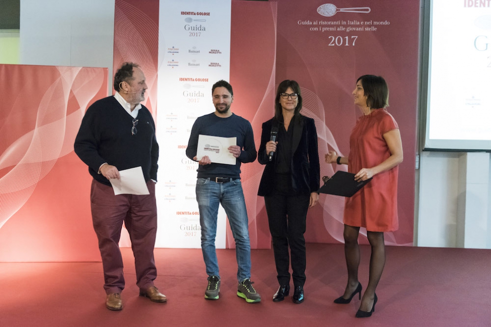 Photogallery






Tutti i premiati (come sempre under 40) nelle foto di Brambilla-Serrani: qui Martina Caruso (la migliore chef) premiata da Stefano Marini (San Pellegrino-Acqua Panna)









Diego Rossi (premio birra in cucina) premiato da Ilaria Zaminga (Fondazione Birra Moretti)









Lo Zuma di Roma, nella persona del sommelier Michele Brando, premiato per la migliore carta dei vini e distillati da Alessandro Massano (Moët Hennessy)









Gianni Sinesi premiato come miglior sommelier da Francesco Zonin (Casa Vinicola Zonin)









Barbara Manoni premiata come miglior maître da Enrico Ugolini (Cantine Santa Margherita)









Il Metamorfosi di Roy Caceres premiato per il miglior cestino del pane da Piero Gabrieli (Molino Quaglia)









Floriano e Giovanni Pellegrino premiati come sorpresa dell’anno da Anna Maschio (Bonaventura Maschio)









Virgilio Martinez, che ha mandato un contributo video, premiato come miglior chef straniero da Chiara Zucchetti (Lavazza)






