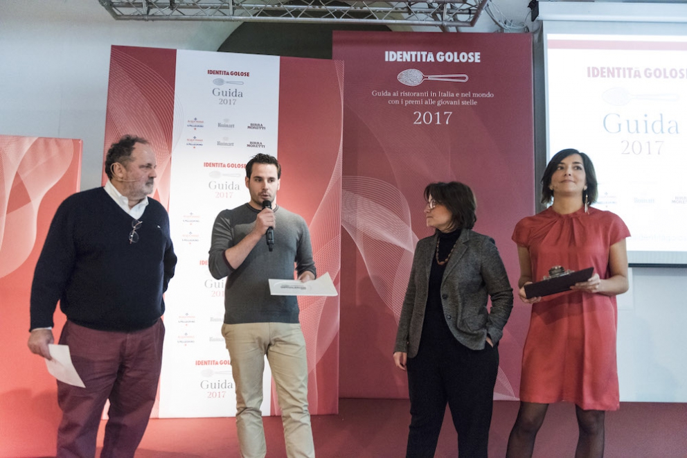 Photogallery






Tutti i premiati (come sempre under 40) nelle foto di Brambilla-Serrani: qui Martina Caruso (la migliore chef) premiata da Stefano Marini (San Pellegrino-Acqua Panna)









Diego Rossi (premio birra in cucina) premiato da Ilaria Zaminga (Fondazione Birra Moretti)









Lo Zuma di Roma, nella persona del sommelier Michele Brando, premiato per la migliore carta dei vini e distillati da Alessandro Massano (Moët Hennessy)









Gianni Sinesi premiato come miglior sommelier da Francesco Zonin (Casa Vinicola Zonin)









Barbara Manoni premiata come miglior maître da Enrico Ugolini (Cantine Santa Margherita)









Il Metamorfosi di Roy Caceres premiato per il miglior cestino del pane da Piero Gabrieli (Molino Quaglia)









Floriano e Giovanni Pellegrino premiati come sorpresa dell’anno da Anna Maschio (Bonaventura Maschio)









Virgilio Martinez, che ha mandato un contributo video, premiato come miglior chef straniero da Chiara Zucchetti (Lavazza)









Claudio Catino premiato come miglior sous-chef da Elena Bacchini (Divine Creazioni Surgital)






