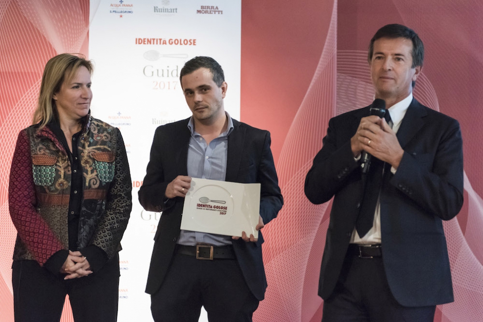 Photogallery






Tutti i premiati (come sempre under 40) nelle foto di Brambilla-Serrani: qui Martina Caruso (la migliore chef) premiata da Stefano Marini (San Pellegrino-Acqua Panna)









Diego Rossi (premio birra in cucina) premiato da Ilaria Zaminga (Fondazione Birra Moretti)









Lo Zuma di Roma, nella persona del sommelier Michele Brando, premiato per la migliore carta dei vini e distillati da Alessandro Massano (Moët Hennessy)









Gianni Sinesi premiato come miglior sommelier da Francesco Zonin (Casa Vinicola Zonin)









Barbara Manoni premiata come miglior maître da Enrico Ugolini (Cantine Santa Margherita)









Il Metamorfosi di Roy Caceres premiato per il miglior cestino del pane da Piero Gabrieli (Molino Quaglia)









Floriano e Giovanni Pellegrino premiati come sorpresa dell’anno da Anna Maschio (Bonaventura Maschio)









Virgilio Martinez, che ha mandato un contributo video, premiato come miglior chef straniero da Chiara Zucchetti (Lavazza)









Claudio Catino premiato come miglior sous-chef da Elena Bacchini (Divine Creazioni Surgital)









Andrea Tortora premiato come miglior chef pasticciere da Paola Rossoni (Pavoni Italia)









Gli Abbruzzino premiati come famiglia dell'anno da Paola Valeria Jovinelli (Arte del Convivio)









Matteo Baronetto premiato come miglior chef da Giuseppe Saetta (Consorzio Tutela Grana Padano)






