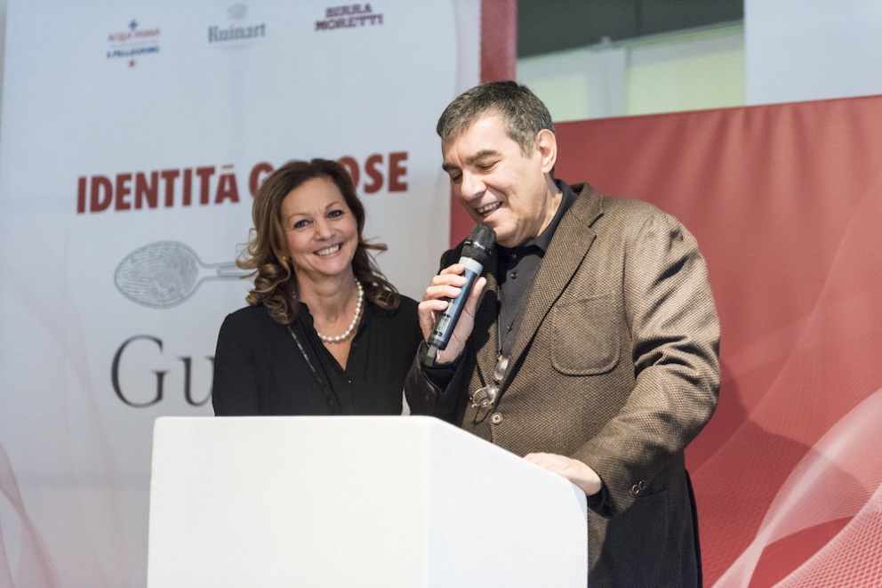 Photogallery






Tutti i premiati (come sempre under 40) nelle foto di Brambilla-Serrani: qui Martina Caruso (la migliore chef) premiata da Stefano Marini (San Pellegrino-Acqua Panna)









Diego Rossi (premio birra in cucina) premiato da Ilaria Zaminga (Fondazione Birra Moretti)









Lo Zuma di Roma, nella persona del sommelier Michele Brando, premiato per la migliore carta dei vini e distillati da Alessandro Massano (Moët Hennessy)









Gianni Sinesi premiato come miglior sommelier da Francesco Zonin (Casa Vinicola Zonin)









Barbara Manoni premiata come miglior maître da Enrico Ugolini (Cantine Santa Margherita)









Il Metamorfosi di Roy Caceres premiato per il miglior cestino del pane da Piero Gabrieli (Molino Quaglia)









Floriano e Giovanni Pellegrino premiati come sorpresa dell’anno da Anna Maschio (Bonaventura Maschio)









Virgilio Martinez, che ha mandato un contributo video, premiato come miglior chef straniero da Chiara Zucchetti (Lavazza)









Claudio Catino premiato come miglior sous-chef da Elena Bacchini (Divine Creazioni Surgital)









Andrea Tortora premiato come miglior chef pasticciere da Paola Rossoni (Pavoni Italia)









Gli Abbruzzino premiati come famiglia dell'anno da Paola Valeria Jovinelli (Arte del Convivio)









Matteo Baronetto premiato come miglior chef da Giuseppe Saetta (Consorzio Tutela Grana Padano)









Ryan King premiato come miglior food writer da Roberta Garibaldi e Giorgio Gori (East Lombardy)









L'assessore lombardo Gianni Fava con Paolo Marchi









Paolo Marchi, Lisa Casali e Gabriele Zanatta









Foto di gruppo delle autrici delle Storie di Gola






