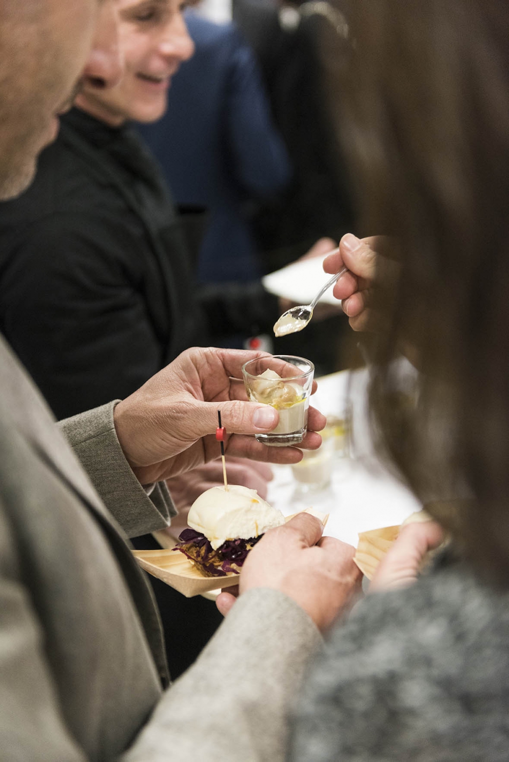 Galleria fotografica






Camilla Pietrantonio del Centro Clinico Nemo, infaticabile organizzatrice della serata









In cucina si prepara lo Sgombro Amarcord di Misha Sukyas del ristorante Puzzle: è marinato nel sangue di bue









I bun, panini al vapore, di Eugenio Roncoroni de Al Mercato









Alessandro Procopio del team Oldani, ristorante D'O di Cornaredo









Misha Sukyas e Matteo Monti del ristorante Rebelor del Pont di Milano









Con Sukyas e Monti, ragazze impegnate nell'organizzazione della serata Nemo. Seconda da sinistra, Daria Abbondi di Magenta Bureau









Il midollo alla brace, metà della pietanza che cucinerà Diego Rossi del ristorante Trippa di Milano









Diego Rossi ed Eugenio Roncoroni









Monti, Rossi, Eugenio Boer di Essenza (Milano) e Christian Milone della Trattoria Zappatori di Pienrolo (Torino)









Eruzione al limone di Roberto Di Pinto del Bulgari di Milano, assente giustificato causa viaggio di nozze









Il riso di Boer e Milone









Christian Milone











