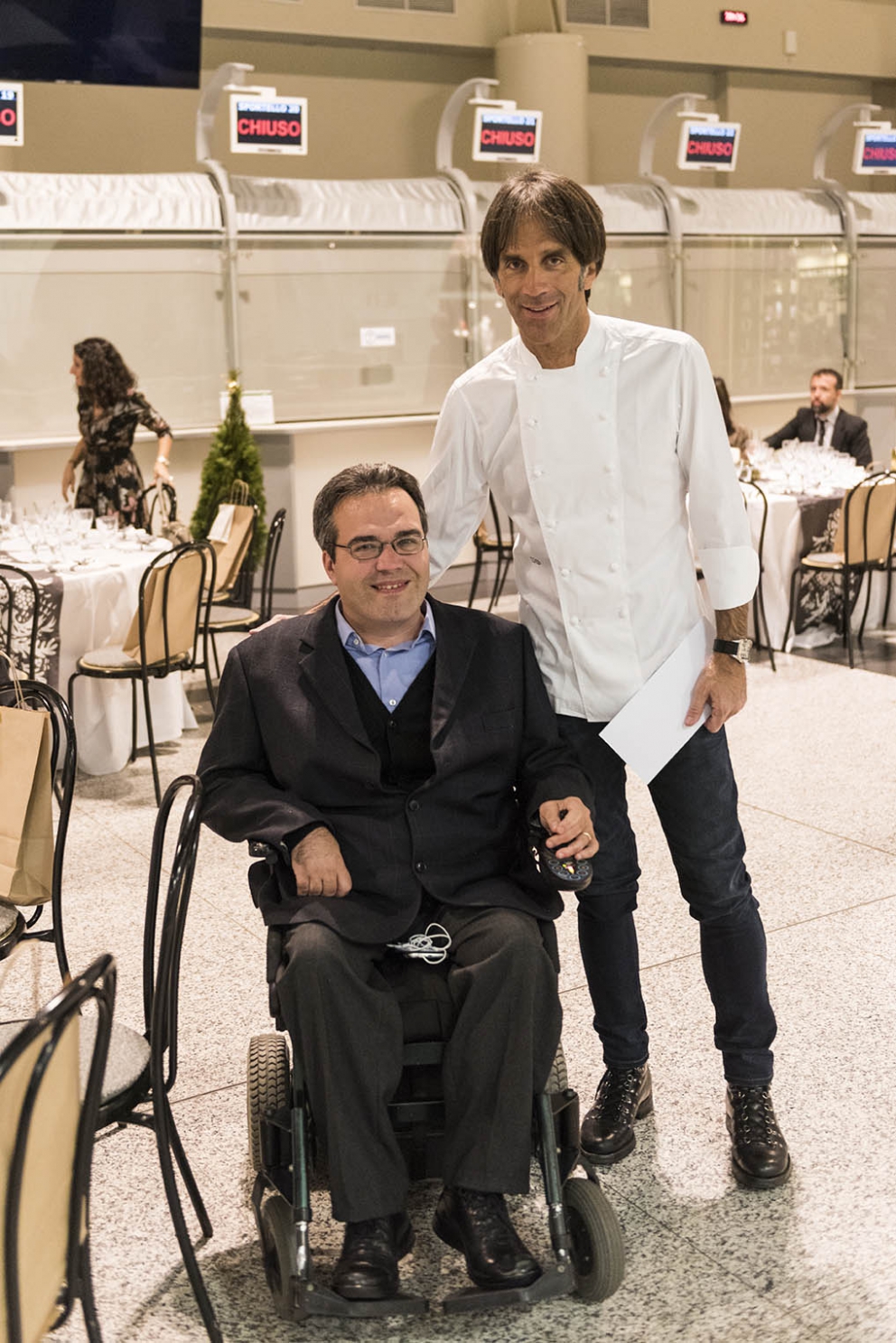 Galleria fotografica






Camilla Pietrantonio del Centro Clinico Nemo, infaticabile organizzatrice della serata









In cucina si prepara lo Sgombro Amarcord di Misha Sukyas del ristorante Puzzle: è marinato nel sangue di bue









I bun, panini al vapore, di Eugenio Roncoroni de Al Mercato









Alessandro Procopio del team Oldani, ristorante D'O di Cornaredo









Misha Sukyas e Matteo Monti del ristorante Rebelor del Pont di Milano









Con Sukyas e Monti, ragazze impegnate nell'organizzazione della serata Nemo. Seconda da sinistra, Daria Abbondi di Magenta Bureau









Il midollo alla brace, metà della pietanza che cucinerà Diego Rossi del ristorante Trippa di Milano









Diego Rossi ed Eugenio Roncoroni









Monti, Rossi, Eugenio Boer di Essenza (Milano) e Christian Milone della Trattoria Zappatori di Pienrolo (Torino)









Eruzione al limone di Roberto Di Pinto del Bulgari di Milano, assente giustificato causa viaggio di nozze









Il riso di Boer e Milone









Christian Milone














La Bruschetta toscana secondo i disfagici di Matteo Monti






