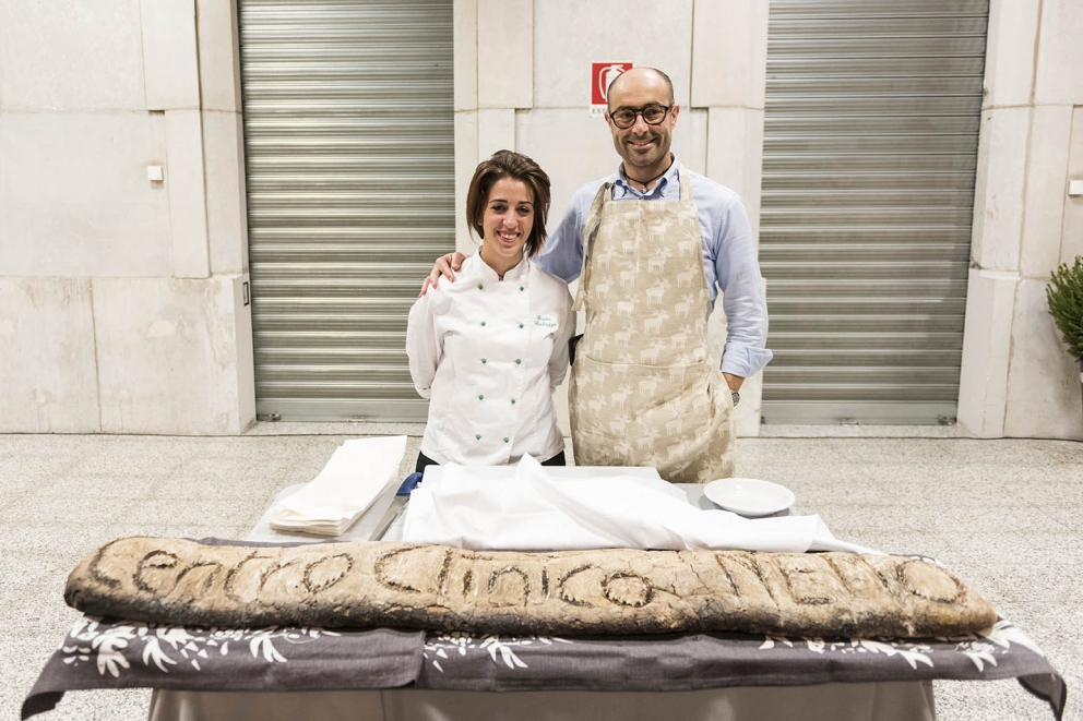 Galleria fotografica






Camilla Pietrantonio del Centro Clinico Nemo, infaticabile organizzatrice della serata









In cucina si prepara lo Sgombro Amarcord di Misha Sukyas del ristorante Puzzle: è marinato nel sangue di bue









I bun, panini al vapore, di Eugenio Roncoroni de Al Mercato









Alessandro Procopio del team Oldani, ristorante D'O di Cornaredo









Misha Sukyas e Matteo Monti del ristorante Rebelor del Pont di Milano









Con Sukyas e Monti, ragazze impegnate nell'organizzazione della serata Nemo. Seconda da sinistra, Daria Abbondi di Magenta Bureau









Il midollo alla brace, metà della pietanza che cucinerà Diego Rossi del ristorante Trippa di Milano









Diego Rossi ed Eugenio Roncoroni









Monti, Rossi, Eugenio Boer di Essenza (Milano) e Christian Milone della Trattoria Zappatori di Pienrolo (Torino)









Eruzione al limone di Roberto Di Pinto del Bulgari di Milano, assente giustificato causa viaggio di nozze









Il riso di Boer e Milone









Christian Milone














La Bruschetta toscana secondo i disfagici di Matteo Monti









Alberto Fontana, presidente della Fondazione Serena/Nemo e lo chef Davide Oldani






