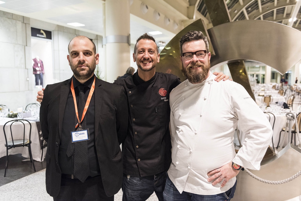 Galleria fotografica






Camilla Pietrantonio del Centro Clinico Nemo, infaticabile organizzatrice della serata









In cucina si prepara lo Sgombro Amarcord di Misha Sukyas del ristorante Puzzle: è marinato nel sangue di bue









I bun, panini al vapore, di Eugenio Roncoroni de Al Mercato









Alessandro Procopio del team Oldani, ristorante D'O di Cornaredo









Misha Sukyas e Matteo Monti del ristorante Rebelor del Pont di Milano









Con Sukyas e Monti, ragazze impegnate nell'organizzazione della serata Nemo. Seconda da sinistra, Daria Abbondi di Magenta Bureau









Il midollo alla brace, metà della pietanza che cucinerà Diego Rossi del ristorante Trippa di Milano









Diego Rossi ed Eugenio Roncoroni









Monti, Rossi, Eugenio Boer di Essenza (Milano) e Christian Milone della Trattoria Zappatori di Pienrolo (Torino)









Eruzione al limone di Roberto Di Pinto del Bulgari di Milano, assente giustificato causa viaggio di nozze









Il riso di Boer e Milone









Christian Milone














La Bruschetta toscana secondo i disfagici di Matteo Monti









Alberto Fontana, presidente della Fondazione Serena/Nemo e lo chef Davide Oldani









Tanti i ragzzi impegnati e i volontari della serata






