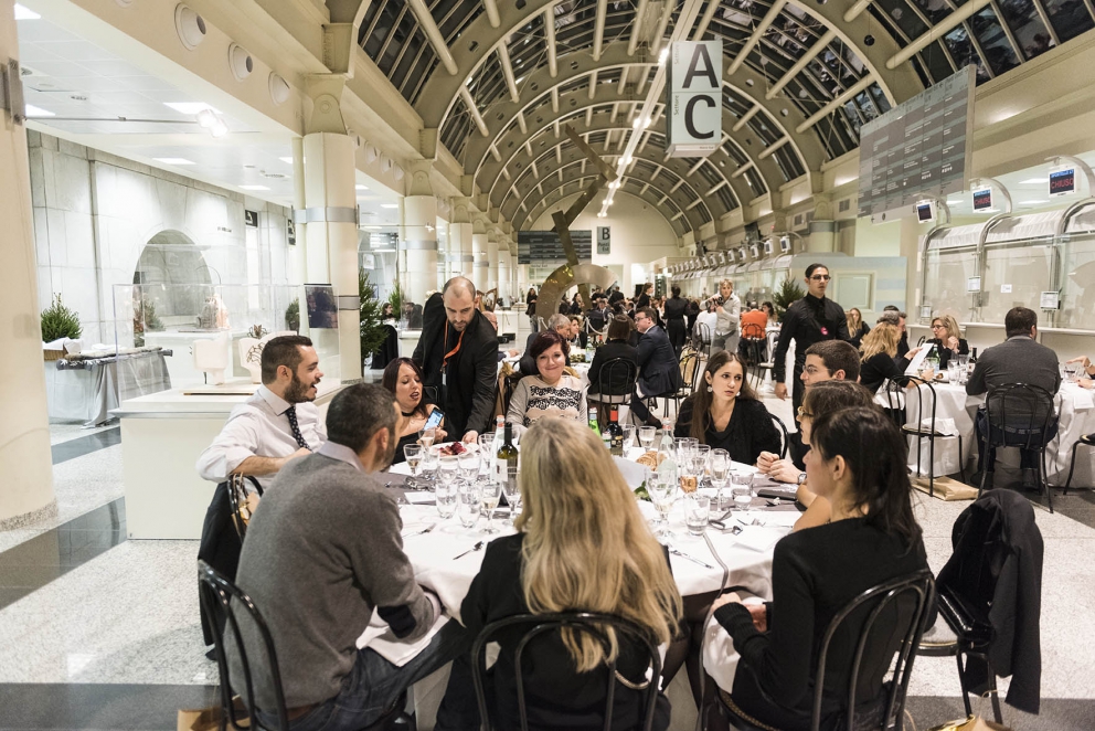 Galleria fotografica






Camilla Pietrantonio del Centro Clinico Nemo, infaticabile organizzatrice della serata









In cucina si prepara lo Sgombro Amarcord di Misha Sukyas del ristorante Puzzle: è marinato nel sangue di bue









I bun, panini al vapore, di Eugenio Roncoroni de Al Mercato









Alessandro Procopio del team Oldani, ristorante D'O di Cornaredo









Misha Sukyas e Matteo Monti del ristorante Rebelor del Pont di Milano









Con Sukyas e Monti, ragazze impegnate nell'organizzazione della serata Nemo. Seconda da sinistra, Daria Abbondi di Magenta Bureau









Il midollo alla brace, metà della pietanza che cucinerà Diego Rossi del ristorante Trippa di Milano









Diego Rossi ed Eugenio Roncoroni









Monti, Rossi, Eugenio Boer di Essenza (Milano) e Christian Milone della Trattoria Zappatori di Pienrolo (Torino)









Eruzione al limone di Roberto Di Pinto del Bulgari di Milano, assente giustificato causa viaggio di nozze









Il riso di Boer e Milone









Christian Milone














La Bruschetta toscana secondo i disfagici di Matteo Monti









Alberto Fontana, presidente della Fondazione Serena/Nemo e lo chef Davide Oldani









Tanti i ragzzi impegnati e i volontari della serata









Giacomo Gironi (Al Mercato, responsabile della sala nella cena di Nemo), Milone e Boer






