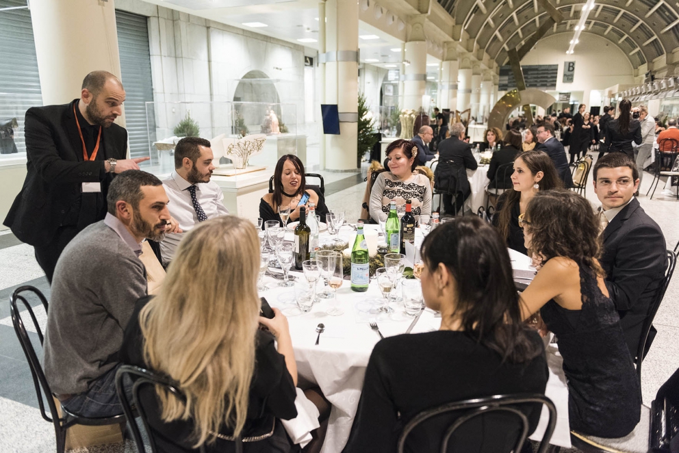 Galleria fotografica






Camilla Pietrantonio del Centro Clinico Nemo, infaticabile organizzatrice della serata









In cucina si prepara lo Sgombro Amarcord di Misha Sukyas del ristorante Puzzle: è marinato nel sangue di bue









I bun, panini al vapore, di Eugenio Roncoroni de Al Mercato









Alessandro Procopio del team Oldani, ristorante D'O di Cornaredo









Misha Sukyas e Matteo Monti del ristorante Rebelor del Pont di Milano









Con Sukyas e Monti, ragazze impegnate nell'organizzazione della serata Nemo. Seconda da sinistra, Daria Abbondi di Magenta Bureau









Il midollo alla brace, metà della pietanza che cucinerà Diego Rossi del ristorante Trippa di Milano









Diego Rossi ed Eugenio Roncoroni









Monti, Rossi, Eugenio Boer di Essenza (Milano) e Christian Milone della Trattoria Zappatori di Pienrolo (Torino)









Eruzione al limone di Roberto Di Pinto del Bulgari di Milano, assente giustificato causa viaggio di nozze









Il riso di Boer e Milone









Christian Milone














La Bruschetta toscana secondo i disfagici di Matteo Monti









Alberto Fontana, presidente della Fondazione Serena/Nemo e lo chef Davide Oldani









Tanti i ragzzi impegnati e i volontari della serata









Giacomo Gironi (Al Mercato, responsabile della sala nella cena di Nemo), Milone e Boer











