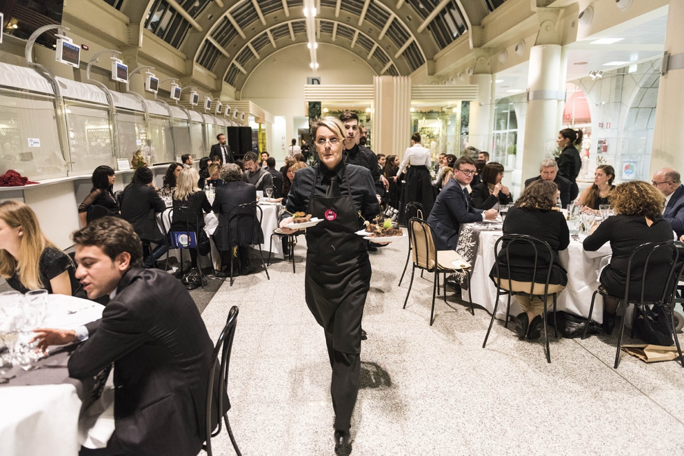 Galleria fotografica






Camilla Pietrantonio del Centro Clinico Nemo, infaticabile organizzatrice della serata









In cucina si prepara lo Sgombro Amarcord di Misha Sukyas del ristorante Puzzle: è marinato nel sangue di bue









I bun, panini al vapore, di Eugenio Roncoroni de Al Mercato









Alessandro Procopio del team Oldani, ristorante D'O di Cornaredo









Misha Sukyas e Matteo Monti del ristorante Rebelor del Pont di Milano









Con Sukyas e Monti, ragazze impegnate nell'organizzazione della serata Nemo. Seconda da sinistra, Daria Abbondi di Magenta Bureau









Il midollo alla brace, metà della pietanza che cucinerà Diego Rossi del ristorante Trippa di Milano









Diego Rossi ed Eugenio Roncoroni









Monti, Rossi, Eugenio Boer di Essenza (Milano) e Christian Milone della Trattoria Zappatori di Pienrolo (Torino)









Eruzione al limone di Roberto Di Pinto del Bulgari di Milano, assente giustificato causa viaggio di nozze









Il riso di Boer e Milone









Christian Milone














La Bruschetta toscana secondo i disfagici di Matteo Monti









Alberto Fontana, presidente della Fondazione Serena/Nemo e lo chef Davide Oldani









Tanti i ragzzi impegnati e i volontari della serata









Giacomo Gironi (Al Mercato, responsabile della sala nella cena di Nemo), Milone e Boer
















