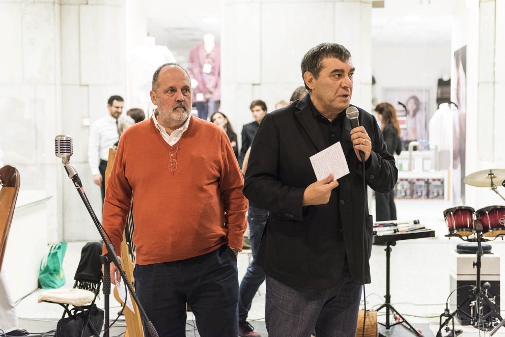 Galleria fotografica






Camilla Pietrantonio del Centro Clinico Nemo, infaticabile organizzatrice della serata









In cucina si prepara lo Sgombro Amarcord di Misha Sukyas del ristorante Puzzle: è marinato nel sangue di bue









I bun, panini al vapore, di Eugenio Roncoroni de Al Mercato









Alessandro Procopio del team Oldani, ristorante D'O di Cornaredo









Misha Sukyas e Matteo Monti del ristorante Rebelor del Pont di Milano









Con Sukyas e Monti, ragazze impegnate nell'organizzazione della serata Nemo. Seconda da sinistra, Daria Abbondi di Magenta Bureau









Il midollo alla brace, metà della pietanza che cucinerà Diego Rossi del ristorante Trippa di Milano









Diego Rossi ed Eugenio Roncoroni









Monti, Rossi, Eugenio Boer di Essenza (Milano) e Christian Milone della Trattoria Zappatori di Pienrolo (Torino)









Eruzione al limone di Roberto Di Pinto del Bulgari di Milano, assente giustificato causa viaggio di nozze









Il riso di Boer e Milone









Christian Milone














La Bruschetta toscana secondo i disfagici di Matteo Monti









Alberto Fontana, presidente della Fondazione Serena/Nemo e lo chef Davide Oldani









Tanti i ragzzi impegnati e i volontari della serata









Giacomo Gironi (Al Mercato, responsabile della sala nella cena di Nemo), Milone e Boer





















