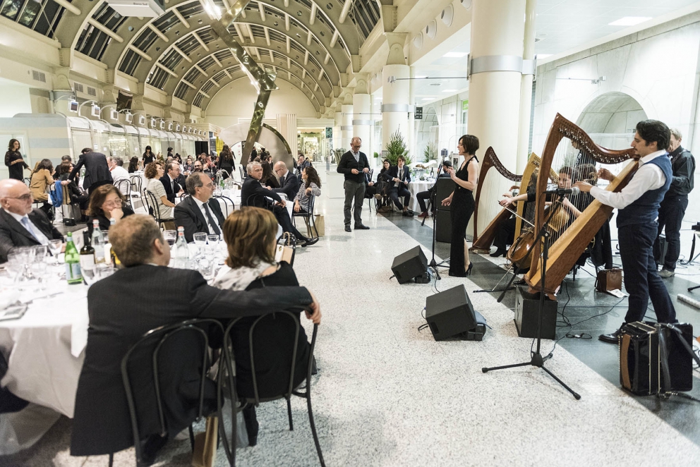 Galleria fotografica






Camilla Pietrantonio del Centro Clinico Nemo, infaticabile organizzatrice della serata









In cucina si prepara lo Sgombro Amarcord di Misha Sukyas del ristorante Puzzle: è marinato nel sangue di bue









I bun, panini al vapore, di Eugenio Roncoroni de Al Mercato









Alessandro Procopio del team Oldani, ristorante D'O di Cornaredo









Misha Sukyas e Matteo Monti del ristorante Rebelor del Pont di Milano









Con Sukyas e Monti, ragazze impegnate nell'organizzazione della serata Nemo. Seconda da sinistra, Daria Abbondi di Magenta Bureau









Il midollo alla brace, metà della pietanza che cucinerà Diego Rossi del ristorante Trippa di Milano









Diego Rossi ed Eugenio Roncoroni









Monti, Rossi, Eugenio Boer di Essenza (Milano) e Christian Milone della Trattoria Zappatori di Pienrolo (Torino)









Eruzione al limone di Roberto Di Pinto del Bulgari di Milano, assente giustificato causa viaggio di nozze









Il riso di Boer e Milone









Christian Milone














La Bruschetta toscana secondo i disfagici di Matteo Monti









Alberto Fontana, presidente della Fondazione Serena/Nemo e lo chef Davide Oldani









Tanti i ragzzi impegnati e i volontari della serata









Giacomo Gironi (Al Mercato, responsabile della sala nella cena di Nemo), Milone e Boer
























Paolo Marchi e Claudio Ceroni di Identità Golose











