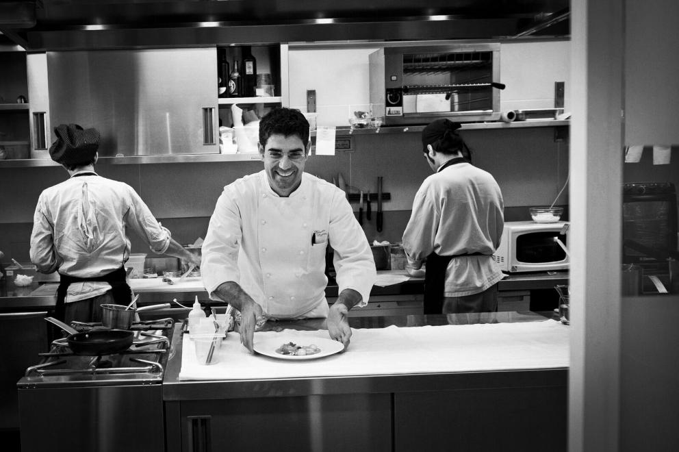 Photogallery






Carciofo, artichoke, a brilliant dish based on contrasts









Mare & terra is a tourbillon of flavours: lobster, tuna, caviar, oyster and seaweeds with aubergine, tomato, onion, beetroot, chilly pepper, lettuce, ginger and lemon. Freshness, Mediterranean Sea, iodine, spices









A display of a fine knowledge of international cuisine, China su tè: squid ravioli filled with a sauce of squid meat and squid ink and fish stock with Lapsang Souchong tea. Unique elegance, umami nuances and smokiness









Trucioli di pasta: a masterpiece. Durum wheat pasta with toasted cereals, matured whey of Ragusano cheese, capers and lemon






