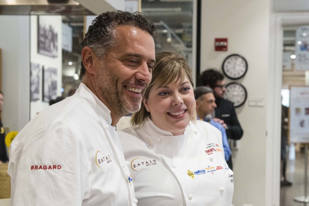 Galleria fotografica






Giancarlo Perbellini di Casa Perbellini, mattatore a Chicago









Gnocchi di polenta di Storo, pane, verze, rape rosse, brodo al caprino e polvere di crosta di Grana Padano, il piatto della lezione di Perbellini in Illinois









Le t-shirt di Eataly









Sarah Grueneberg, chef del ristorante Monteverde di Chicago, una bella sorpresa

 









La pasta di Sarah è quasi cotta…









…e darà vita a splendidi Spaghetti Monograno Felicetti, Grana Padano, pecorino romano e toscano, ricotta di siero di latte, blend di 4 pepi









Carlo Cracco, protagonista di una lezione e di un pranzo a Chicago









The making of… Bacio Perugina

 









Gli Spaghettoni Felicetti con plancton di Carlo Cracco

 









Fusillotti Cappelli Monograno Felicetti e burro affumicato, un primo efficace di Carlo Cracco

 









Pasta ancora protagonista con i deliziosi Sedani Monograno Felicetti e vellutata di fagioli con polpo, abalone della baia di Monterey e pepe affumicato di Michael Tusk, chef del Quince di San Francisco

 









I tortelli al topinambur, primo piatto del pranzo di Eataly Chicago. La firma è ancora di Michael Tusk

 









L’Uovo affumicato presentato da Carlo Cracco al pranzo di Chicago

 









Crostata di buttermilk, il dolce di Chicago firmato a Eataly Chicago da Rob Wing, resident chef

 









Spalla fondente d’agnello, cipolla, mozzarella affumicata e pane al pomodoro, il secondo di Chicago di Giancarlo Perbellini

 









I formaggi di Carozzi: Quader de Cavra, formaggio Branzi, Valtunt della Valsassina

 









Franco Pepe e Lidia Bastianich, protagonisti della lezione d’apertura della settima edizione di Identità New York

 









Tutto esaurito anche quest’anno alla Scuola di Eataly Flatiron

 









Il prologo della lezione numero 2 di New York: Massimo Bottura e Alex Atala vanno in diretta sulla pagina facebook del New York Times. Con loro, la foodjournalist Melissa Clark

 









Massimo Bottura e Alex Atala

 









I passatelli ricavati dagli scarti della pizza, oggetto della lezione newyorkese di Massimo Bottura

 









Massimo Bottura e il fido secondo Davide Di Fabio

 









Alex Atala, passione paulista

 









Il piatto della lezione di Alex Atala: petto di vitello (brisket) con bacuri e cipolle pickled

 









L’omaggio di Massimo Bottura a Identità Golose

 









Massimo Bottura scherza coi ragazzi del suo team

 









La Lasagna di zucchine con pomodori e marinara piccante, il piatto di Matthew Kenney, cuoco vegano e crudista americano

 









La Zuppa di Grana Padano con pomodori pelati e pane raffermo di Niko Romito, co-autore con Kenney della terza e ultima lezione di New York

 









Romito e il metrò

 









Paolo Marchi e Matthew Kenney al pronti-via della cena Dine Around da Eataly Flatiron

 









La Tagliatelle di alghe cacio e pepe di Matthey Kenney al Dine Around

 









Tartufi protagonisti con Urbani Truffles

 









Dine Around: Massimo Bottura spiega ai convenuti il suo “Lenticchia è meglio del caviale”

 









Say cheeese

 









Il resident chef di Eataly Flatiron Fortunato Nicotra al lavoro al Dine Around col suo piatto: Felicetti Conchiglie Nere, Grana Padano e ristretto di pera

 









Le Bombe alla crema di Niko Romito e Dino Como, il dessert del Dine Around

 









Una curiosa espressione parallela di Romito e il suo staff

 









Lidia Bastianch e Niko Romito

 









L’olio è di Villa Manodori

 









Vince Gerasole (qui con Sarah Grueneberg), presentatore delle 5 lezioni nelle due città

 






