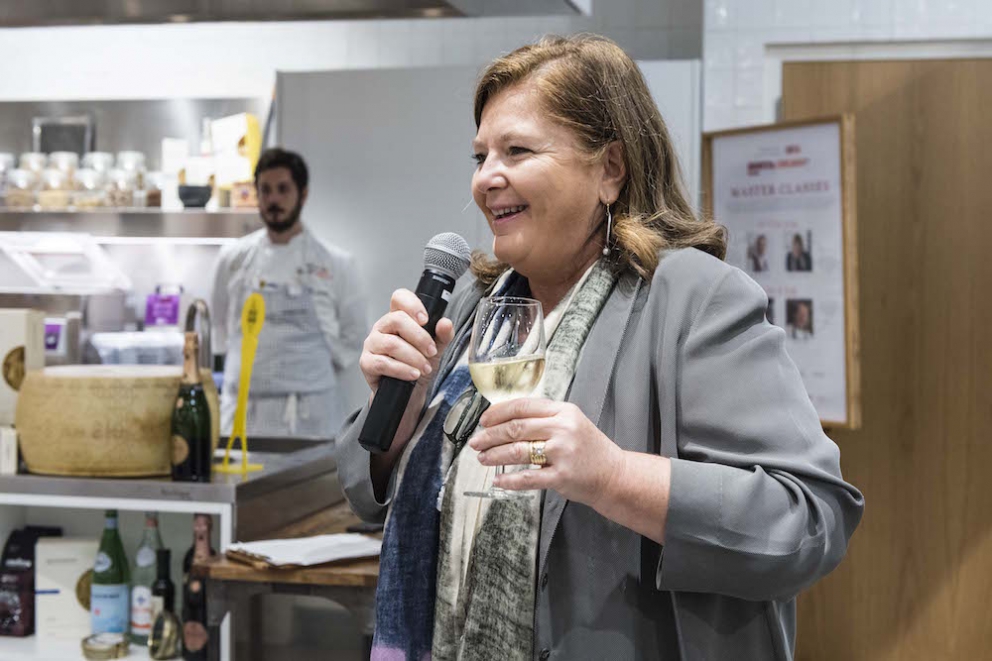 Galleria fotografica






Giancarlo Perbellini di Casa Perbellini, mattatore a Chicago









Gnocchi di polenta di Storo, pane, verze, rape rosse, brodo al caprino e polvere di crosta di Grana Padano, il piatto della lezione di Perbellini in Illinois









Le t-shirt di Eataly









Sarah Grueneberg, chef del ristorante Monteverde di Chicago, una bella sorpresa

 









La pasta di Sarah è quasi cotta…









…e darà vita a splendidi Spaghetti Monograno Felicetti, Grana Padano, pecorino romano e toscano, ricotta di siero di latte, blend di 4 pepi









Carlo Cracco, protagonista di una lezione e di un pranzo a Chicago









The making of… Bacio Perugina

 









Gli Spaghettoni Felicetti con plancton di Carlo Cracco

 









Fusillotti Cappelli Monograno Felicetti e burro affumicato, un primo efficace di Carlo Cracco

 









Pasta ancora protagonista con i deliziosi Sedani Monograno Felicetti e vellutata di fagioli con polpo, abalone della baia di Monterey e pepe affumicato di Michael Tusk, chef del Quince di San Francisco

 









I tortelli al topinambur, primo piatto del pranzo di Eataly Chicago. La firma è ancora di Michael Tusk

 









L’Uovo affumicato presentato da Carlo Cracco al pranzo di Chicago

 









Crostata di buttermilk, il dolce di Chicago firmato a Eataly Chicago da Rob Wing, resident chef

 









Spalla fondente d’agnello, cipolla, mozzarella affumicata e pane al pomodoro, il secondo di Chicago di Giancarlo Perbellini

 









I formaggi di Carozzi: Quader de Cavra, formaggio Branzi, Valtunt della Valsassina

 









Franco Pepe e Lidia Bastianich, protagonisti della lezione d’apertura della settima edizione di Identità New York

 









Tutto esaurito anche quest’anno alla Scuola di Eataly Flatiron

 









Il prologo della lezione numero 2 di New York: Massimo Bottura e Alex Atala vanno in diretta sulla pagina facebook del New York Times. Con loro, la foodjournalist Melissa Clark

 









Massimo Bottura e Alex Atala

 









I passatelli ricavati dagli scarti della pizza, oggetto della lezione newyorkese di Massimo Bottura

 









Massimo Bottura e il fido secondo Davide Di Fabio

 









Alex Atala, passione paulista

 









Il piatto della lezione di Alex Atala: petto di vitello (brisket) con bacuri e cipolle pickled

 









L’omaggio di Massimo Bottura a Identità Golose

 









Massimo Bottura scherza coi ragazzi del suo team

 









La Lasagna di zucchine con pomodori e marinara piccante, il piatto di Matthew Kenney, cuoco vegano e crudista americano

 









La Zuppa di Grana Padano con pomodori pelati e pane raffermo di Niko Romito, co-autore con Kenney della terza e ultima lezione di New York

 









Romito e il metrò

 









Paolo Marchi e Matthew Kenney al pronti-via della cena Dine Around da Eataly Flatiron

 









La Tagliatelle di alghe cacio e pepe di Matthey Kenney al Dine Around

 









Tartufi protagonisti con Urbani Truffles

 









Dine Around: Massimo Bottura spiega ai convenuti il suo “Lenticchia è meglio del caviale”

 









Say cheeese

 









Il resident chef di Eataly Flatiron Fortunato Nicotra al lavoro al Dine Around col suo piatto: Felicetti Conchiglie Nere, Grana Padano e ristretto di pera

 









Le Bombe alla crema di Niko Romito e Dino Como, il dessert del Dine Around

 









Una curiosa espressione parallela di Romito e il suo staff

 









Lidia Bastianch e Niko Romito

 









L’olio è di Villa Manodori

 









Vince Gerasole (qui con Sarah Grueneberg), presentatore delle 5 lezioni nelle due città

 









Giancarlo Perbellini e Sarah Grueneberg

 









Il piatto in tazzina preparato da Carlo Cracco a Chicago per Lavazza

 









Con Carlo Cracco e Michael Tusk, Chiara Zucchetti di Lavazza

 






