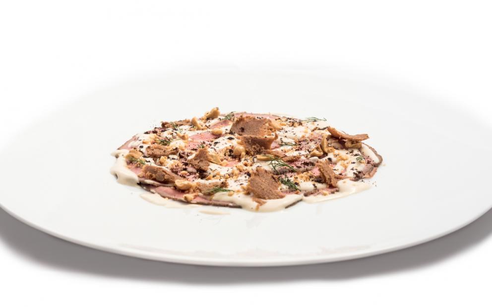 Galleria fotografica






Panino ripieno di panzanella, Cubetto di mortadella grigliato con senape e pistacchio e Sfera di parmigiano









Ravioli d ananas, crema al cocco, rum









Piccione in casseruola, verdure ripiene, caffè









Rombo scottato, salsa al prezzemolo, maionese al limone









Pasta farcita alla ricotta vaccina, caviale Calvisius, salsa al pistacchio






