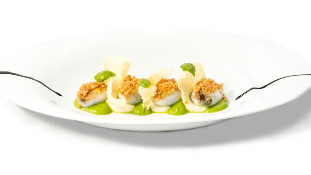 Galleria fotografica






Panino ripieno di panzanella, Cubetto di mortadella grigliato con senape e pistacchio e Sfera di parmigiano









Ravioli d ananas, crema al cocco, rum









Piccione in casseruola, verdure ripiene, caffè






