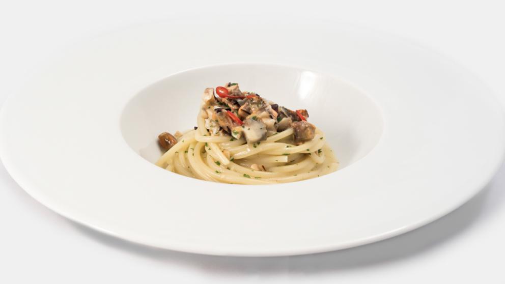 Galleria fotografica






Panino ripieno di panzanella, Cubetto di mortadella grigliato con senape e pistacchio e Sfera di parmigiano









Ravioli d ananas, crema al cocco, rum









Piccione in casseruola, verdure ripiene, caffè









Rombo scottato, salsa al prezzemolo, maionese al limone









Pasta farcita alla ricotta vaccina, caviale Calvisius, salsa al pistacchio









Vitello tonnato nocciole bottarga di tonno e caffè






