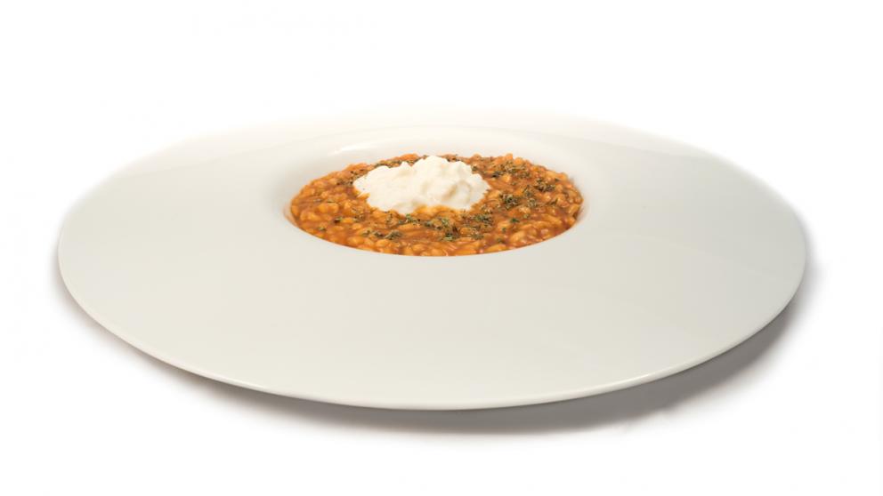 Galleria fotografica






Panino ripieno di panzanella, Cubetto di mortadella grigliato con senape e pistacchio e Sfera di parmigiano









Ravioli d ananas, crema al cocco, rum









Piccione in casseruola, verdure ripiene, caffè









Rombo scottato, salsa al prezzemolo, maionese al limone









Pasta farcita alla ricotta vaccina, caviale Calvisius, salsa al pistacchio









Vitello tonnato nocciole bottarga di tonno e caffè









Spaghetto all'acqua di mare, conchiglie, aglio di vigna e peperoncino









Maialino da latte croccante al fumo, cipollotti, salsa alla senape e tartufo nero estivo






