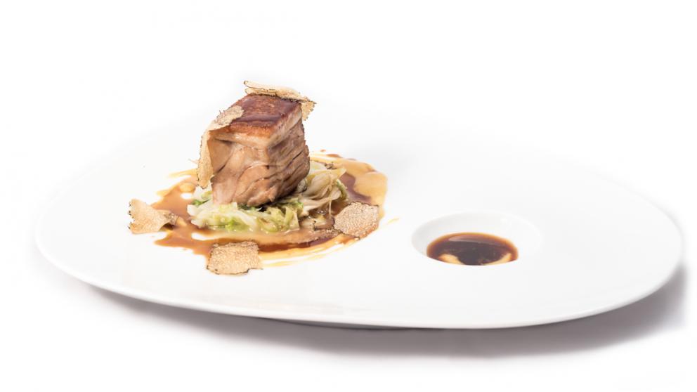 Galleria fotografica






Panino ripieno di panzanella, Cubetto di mortadella grigliato con senape e pistacchio e Sfera di parmigiano









Ravioli d ananas, crema al cocco, rum









Piccione in casseruola, verdure ripiene, caffè









Rombo scottato, salsa al prezzemolo, maionese al limone









Pasta farcita alla ricotta vaccina, caviale Calvisius, salsa al pistacchio









Vitello tonnato nocciole bottarga di tonno e caffè









Spaghetto all'acqua di mare, conchiglie, aglio di vigna e peperoncino






