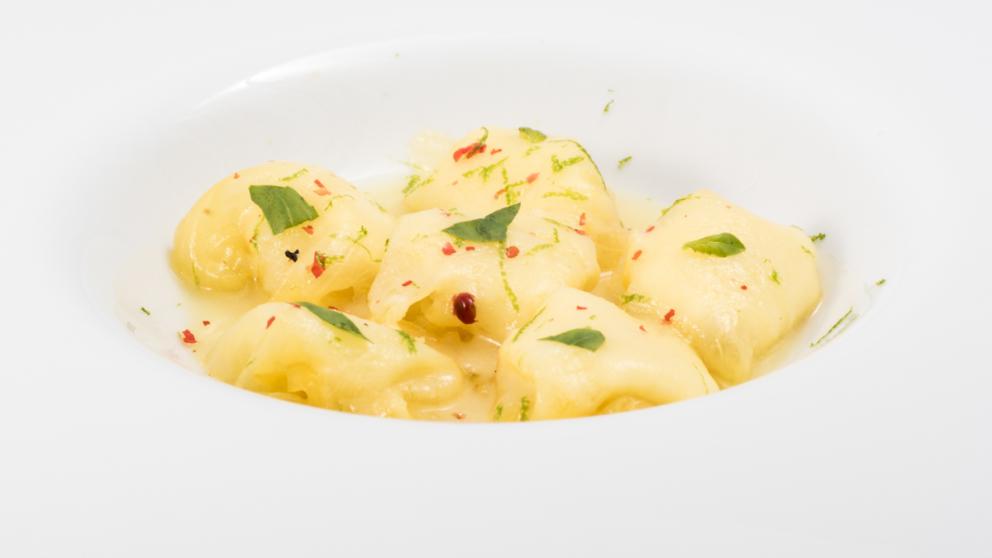 Galleria fotografica






Panino ripieno di panzanella, Cubetto di mortadella grigliato con senape e pistacchio e Sfera di parmigiano






