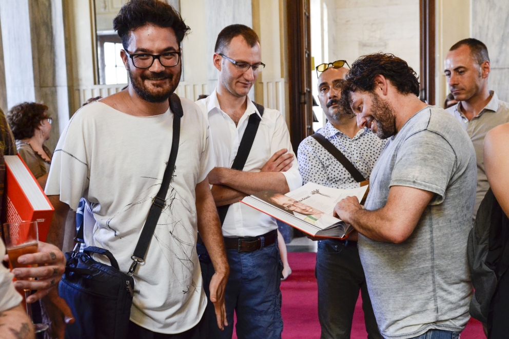 Galleria fotograficaLa presentazione di "100 chef x 10 anni": il microfono a Claudio Ceroni, patron MAGENTAbureauPaolo Marchi con Massimo BotturaGli chef affacciati alla balconata della Stazione Centrale di MilanoIl saluto degli chefSpazio agli autori e ai curatori di "100 chef x 10 anni": Giulia Corradetti, Annalisa Cavaleri, Carlo Passera. Con loro, Claudio Ceroni e Paolo Marchi