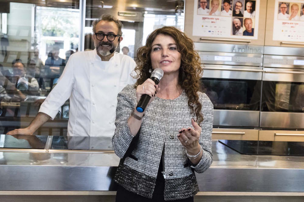 Galleria fotografica






Giancarlo Perbellini di Casa Perbellini, mattatore a Chicago









Gnocchi di polenta di Storo, pane, verze, rape rosse, brodo al caprino e polvere di crosta di Grana Padano, il piatto della lezione di Perbellini in Illinois









Le t-shirt di Eataly









Sarah Grueneberg, chef del ristorante Monteverde di Chicago, una bella sorpresa

 









La pasta di Sarah è quasi cotta…









…e darà vita a splendidi Spaghetti Monograno Felicetti, Grana Padano, pecorino romano e toscano, ricotta di siero di latte, blend di 4 pepi









Carlo Cracco, protagonista di una lezione e di un pranzo a Chicago









The making of… Bacio Perugina

 









Gli Spaghettoni Felicetti con plancton di Carlo Cracco

 









Fusillotti Cappelli Monograno Felicetti e burro affumicato, un primo efficace di Carlo Cracco

 









Pasta ancora protagonista con i deliziosi Sedani Monograno Felicetti e vellutata di fagioli con polpo, abalone della baia di Monterey e pepe affumicato di Michael Tusk, chef del Quince di San Francisco

 









I tortelli al topinambur, primo piatto del pranzo di Eataly Chicago. La firma è ancora di Michael Tusk

 









L’Uovo affumicato presentato da Carlo Cracco al pranzo di Chicago

 









Crostata di buttermilk, il dolce di Chicago firmato a Eataly Chicago da Rob Wing, resident chef

 









Spalla fondente d’agnello, cipolla, mozzarella affumicata e pane al pomodoro, il secondo di Chicago di Giancarlo Perbellini

 









I formaggi di Carozzi: Quader de Cavra, formaggio Branzi, Valtunt della Valsassina

 









Franco Pepe e Lidia Bastianich, protagonisti della lezione d’apertura della settima edizione di Identità New York

 









Tutto esaurito anche quest’anno alla Scuola di Eataly Flatiron

 









Il prologo della lezione numero 2 di New York: Massimo Bottura e Alex Atala vanno in diretta sulla pagina facebook del New York Times. Con loro, la foodjournalist Melissa Clark

 









Massimo Bottura e Alex Atala

 









I passatelli ricavati dagli scarti della pizza, oggetto della lezione newyorkese di Massimo Bottura

 









Massimo Bottura e il fido secondo Davide Di Fabio

 









Alex Atala, passione paulista

 









Il piatto della lezione di Alex Atala: petto di vitello (brisket) con bacuri e cipolle pickled

 









L’omaggio di Massimo Bottura a Identità Golose

 









Massimo Bottura scherza coi ragazzi del suo team

 









La Lasagna di zucchine con pomodori e marinara piccante, il piatto di Matthew Kenney, cuoco vegano e crudista americano

 









La Zuppa di Grana Padano con pomodori pelati e pane raffermo di Niko Romito, co-autore con Kenney della terza e ultima lezione di New York

 









Romito e il metrò

 









Paolo Marchi e Matthew Kenney al pronti-via della cena Dine Around da Eataly Flatiron

 









La Tagliatelle di alghe cacio e pepe di Matthey Kenney al Dine Around

 









Tartufi protagonisti con Urbani Truffles

 









Dine Around: Massimo Bottura spiega ai convenuti il suo “Lenticchia è meglio del caviale”

 









Say cheeese

 









Il resident chef di Eataly Flatiron Fortunato Nicotra al lavoro al Dine Around col suo piatto: Felicetti Conchiglie Nere, Grana Padano e ristretto di pera

 









Le Bombe alla crema di Niko Romito e Dino Como, il dessert del Dine Around

 









Una curiosa espressione parallela di Romito e il suo staff

 









Lidia Bastianch e Niko Romito

 









L’olio è di Villa Manodori

 









Vince Gerasole (qui con Sarah Grueneberg), presentatore delle 5 lezioni nelle due città

 









Giancarlo Perbellini e Sarah Grueneberg

 









Il piatto in tazzina preparato da Carlo Cracco a Chicago per Lavazza

 









Con Carlo Cracco e Michael Tusk, Chiara Zucchetti di Lavazza

 









Cristina Ziliani, autrice di spumeggianti prologhi alle lezioni

 









Nicola Farinetti

 









La pizza di Franco Pepe

 









Paolo Marchi, Melissa Clark, Alex Atala

 









Alex Atala

 






