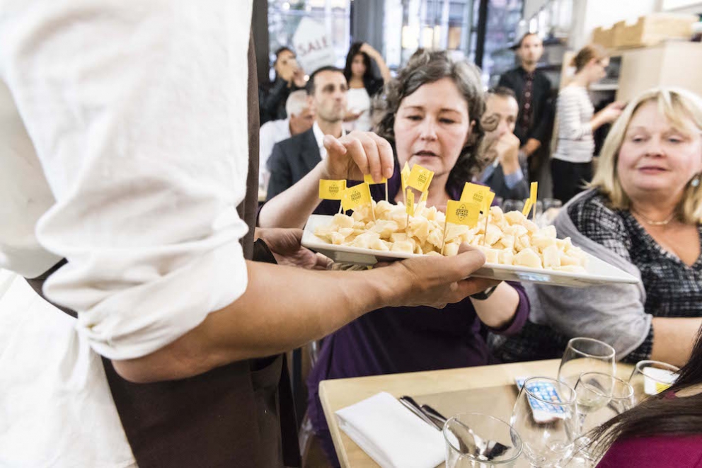 Galleria fotografica






Giancarlo Perbellini di Casa Perbellini, mattatore a Chicago









Gnocchi di polenta di Storo, pane, verze, rape rosse, brodo al caprino e polvere di crosta di Grana Padano, il piatto della lezione di Perbellini in Illinois









Le t-shirt di Eataly









Sarah Grueneberg, chef del ristorante Monteverde di Chicago, una bella sorpresa

 









La pasta di Sarah è quasi cotta…









…e darà vita a splendidi Spaghetti Monograno Felicetti, Grana Padano, pecorino romano e toscano, ricotta di siero di latte, blend di 4 pepi









Carlo Cracco, protagonista di una lezione e di un pranzo a Chicago









The making of… Bacio Perugina

 









Gli Spaghettoni Felicetti con plancton di Carlo Cracco

 









Fusillotti Cappelli Monograno Felicetti e burro affumicato, un primo efficace di Carlo Cracco

 









Pasta ancora protagonista con i deliziosi Sedani Monograno Felicetti e vellutata di fagioli con polpo, abalone della baia di Monterey e pepe affumicato di Michael Tusk, chef del Quince di San Francisco

 









I tortelli al topinambur, primo piatto del pranzo di Eataly Chicago. La firma è ancora di Michael Tusk

 









L’Uovo affumicato presentato da Carlo Cracco al pranzo di Chicago

 









Crostata di buttermilk, il dolce di Chicago firmato a Eataly Chicago da Rob Wing, resident chef

 









Spalla fondente d’agnello, cipolla, mozzarella affumicata e pane al pomodoro, il secondo di Chicago di Giancarlo Perbellini

 









I formaggi di Carozzi: Quader de Cavra, formaggio Branzi, Valtunt della Valsassina

 









Franco Pepe e Lidia Bastianich, protagonisti della lezione d’apertura della settima edizione di Identità New York

 









Tutto esaurito anche quest’anno alla Scuola di Eataly Flatiron

 









Il prologo della lezione numero 2 di New York: Massimo Bottura e Alex Atala vanno in diretta sulla pagina facebook del New York Times. Con loro, la foodjournalist Melissa Clark

 









Massimo Bottura e Alex Atala

 









I passatelli ricavati dagli scarti della pizza, oggetto della lezione newyorkese di Massimo Bottura

 









Massimo Bottura e il fido secondo Davide Di Fabio

 









Alex Atala, passione paulista

 









Il piatto della lezione di Alex Atala: petto di vitello (brisket) con bacuri e cipolle pickled

 









L’omaggio di Massimo Bottura a Identità Golose

 









Massimo Bottura scherza coi ragazzi del suo team

 









La Lasagna di zucchine con pomodori e marinara piccante, il piatto di Matthew Kenney, cuoco vegano e crudista americano

 









La Zuppa di Grana Padano con pomodori pelati e pane raffermo di Niko Romito, co-autore con Kenney della terza e ultima lezione di New York

 









Romito e il metrò

 









Paolo Marchi e Matthew Kenney al pronti-via della cena Dine Around da Eataly Flatiron

 









La Tagliatelle di alghe cacio e pepe di Matthey Kenney al Dine Around

 









Tartufi protagonisti con Urbani Truffles

 









Dine Around: Massimo Bottura spiega ai convenuti il suo “Lenticchia è meglio del caviale”

 









Say cheeese

 









Il resident chef di Eataly Flatiron Fortunato Nicotra al lavoro al Dine Around col suo piatto: Felicetti Conchiglie Nere, Grana Padano e ristretto di pera

 









Le Bombe alla crema di Niko Romito e Dino Como, il dessert del Dine Around

 









Una curiosa espressione parallela di Romito e il suo staff

 









Lidia Bastianch e Niko Romito

 









L’olio è di Villa Manodori

 









Vince Gerasole (qui con Sarah Grueneberg), presentatore delle 5 lezioni nelle due città

 









Giancarlo Perbellini e Sarah Grueneberg

 









Il piatto in tazzina preparato da Carlo Cracco a Chicago per Lavazza

 









Con Carlo Cracco e Michael Tusk, Chiara Zucchetti di Lavazza

 









Cristina Ziliani, autrice di spumeggianti prologhi alle lezioni

 









Nicola Farinetti

 









La pizza di Franco Pepe

 









Paolo Marchi, Melissa Clark, Alex Atala

 









Alex Atala

 









Elisabetta Serraiotto, Consorzio di Tutela Grana Padano, con Massimo Bottura

 









Lieta parentesi della lezione americana di Bottura e Atala: è intervenuto anche Virgilio Martinez, chef numero uno del Sudamerica

 






