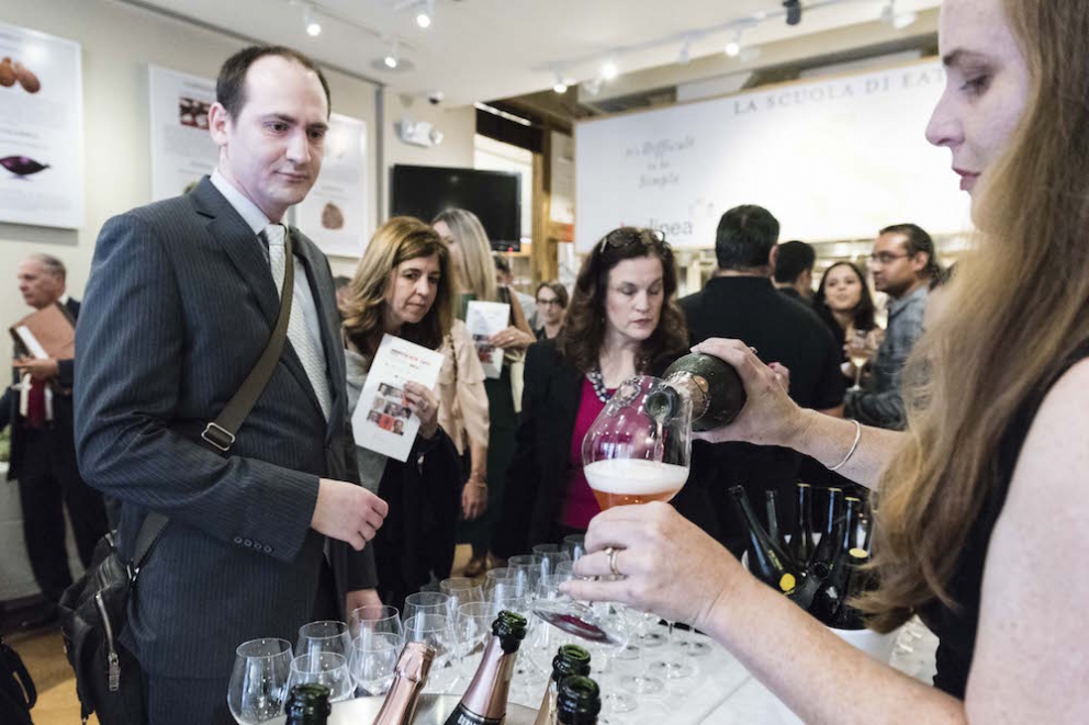 Galleria fotografica






Giancarlo Perbellini di Casa Perbellini, mattatore a Chicago









Gnocchi di polenta di Storo, pane, verze, rape rosse, brodo al caprino e polvere di crosta di Grana Padano, il piatto della lezione di Perbellini in Illinois









Le t-shirt di Eataly









Sarah Grueneberg, chef del ristorante Monteverde di Chicago, una bella sorpresa

 









La pasta di Sarah è quasi cotta…









…e darà vita a splendidi Spaghetti Monograno Felicetti, Grana Padano, pecorino romano e toscano, ricotta di siero di latte, blend di 4 pepi









Carlo Cracco, protagonista di una lezione e di un pranzo a Chicago









The making of… Bacio Perugina

 









Gli Spaghettoni Felicetti con plancton di Carlo Cracco

 









Fusillotti Cappelli Monograno Felicetti e burro affumicato, un primo efficace di Carlo Cracco

 









Pasta ancora protagonista con i deliziosi Sedani Monograno Felicetti e vellutata di fagioli con polpo, abalone della baia di Monterey e pepe affumicato di Michael Tusk, chef del Quince di San Francisco

 









I tortelli al topinambur, primo piatto del pranzo di Eataly Chicago. La firma è ancora di Michael Tusk

 









L’Uovo affumicato presentato da Carlo Cracco al pranzo di Chicago

 









Crostata di buttermilk, il dolce di Chicago firmato a Eataly Chicago da Rob Wing, resident chef

 









Spalla fondente d’agnello, cipolla, mozzarella affumicata e pane al pomodoro, il secondo di Chicago di Giancarlo Perbellini

 









I formaggi di Carozzi: Quader de Cavra, formaggio Branzi, Valtunt della Valsassina

 









Franco Pepe e Lidia Bastianich, protagonisti della lezione d’apertura della settima edizione di Identità New York

 









Tutto esaurito anche quest’anno alla Scuola di Eataly Flatiron

 









Il prologo della lezione numero 2 di New York: Massimo Bottura e Alex Atala vanno in diretta sulla pagina facebook del New York Times. Con loro, la foodjournalist Melissa Clark

 









Massimo Bottura e Alex Atala

 









I passatelli ricavati dagli scarti della pizza, oggetto della lezione newyorkese di Massimo Bottura

 









Massimo Bottura e il fido secondo Davide Di Fabio

 









Alex Atala, passione paulista

 









Il piatto della lezione di Alex Atala: petto di vitello (brisket) con bacuri e cipolle pickled

 









L’omaggio di Massimo Bottura a Identità Golose

 









Massimo Bottura scherza coi ragazzi del suo team

 









La Lasagna di zucchine con pomodori e marinara piccante, il piatto di Matthew Kenney, cuoco vegano e crudista americano

 









La Zuppa di Grana Padano con pomodori pelati e pane raffermo di Niko Romito, co-autore con Kenney della terza e ultima lezione di New York

 









Romito e il metrò

 









Paolo Marchi e Matthew Kenney al pronti-via della cena Dine Around da Eataly Flatiron

 









La Tagliatelle di alghe cacio e pepe di Matthey Kenney al Dine Around

 









Tartufi protagonisti con Urbani Truffles

 









Dine Around: Massimo Bottura spiega ai convenuti il suo “Lenticchia è meglio del caviale”

 









Say cheeese

 









Il resident chef di Eataly Flatiron Fortunato Nicotra al lavoro al Dine Around col suo piatto: Felicetti Conchiglie Nere, Grana Padano e ristretto di pera

 









Le Bombe alla crema di Niko Romito e Dino Como, il dessert del Dine Around

 









Una curiosa espressione parallela di Romito e il suo staff

 









Lidia Bastianch e Niko Romito

 









L’olio è di Villa Manodori

 









Vince Gerasole (qui con Sarah Grueneberg), presentatore delle 5 lezioni nelle due città

 









Giancarlo Perbellini e Sarah Grueneberg

 









Il piatto in tazzina preparato da Carlo Cracco a Chicago per Lavazza

 









Con Carlo Cracco e Michael Tusk, Chiara Zucchetti di Lavazza

 









Cristina Ziliani, autrice di spumeggianti prologhi alle lezioni

 









Nicola Farinetti

 









La pizza di Franco Pepe

 









Paolo Marchi, Melissa Clark, Alex Atala

 









Alex Atala

 









Elisabetta Serraiotto, Consorzio di Tutela Grana Padano, con Massimo Bottura

 









Lieta parentesi della lezione americana di Bottura e Atala: è intervenuto anche Virgilio Martinez, chef numero uno del Sudamerica

 












