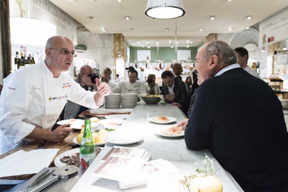 Galleria fotografica






Giancarlo Perbellini di Casa Perbellini, mattatore a Chicago









Gnocchi di polenta di Storo, pane, verze, rape rosse, brodo al caprino e polvere di crosta di Grana Padano, il piatto della lezione di Perbellini in Illinois









Le t-shirt di Eataly









Sarah Grueneberg, chef del ristorante Monteverde di Chicago, una bella sorpresa

 









La pasta di Sarah è quasi cotta…









…e darà vita a splendidi Spaghetti Monograno Felicetti, Grana Padano, pecorino romano e toscano, ricotta di siero di latte, blend di 4 pepi









Carlo Cracco, protagonista di una lezione e di un pranzo a Chicago









The making of… Bacio Perugina

 









Gli Spaghettoni Felicetti con plancton di Carlo Cracco

 









Fusillotti Cappelli Monograno Felicetti e burro affumicato, un primo efficace di Carlo Cracco

 









Pasta ancora protagonista con i deliziosi Sedani Monograno Felicetti e vellutata di fagioli con polpo, abalone della baia di Monterey e pepe affumicato di Michael Tusk, chef del Quince di San Francisco

 









I tortelli al topinambur, primo piatto del pranzo di Eataly Chicago. La firma è ancora di Michael Tusk

 









L’Uovo affumicato presentato da Carlo Cracco al pranzo di Chicago

 









Crostata di buttermilk, il dolce di Chicago firmato a Eataly Chicago da Rob Wing, resident chef

 









Spalla fondente d’agnello, cipolla, mozzarella affumicata e pane al pomodoro, il secondo di Chicago di Giancarlo Perbellini

 









I formaggi di Carozzi: Quader de Cavra, formaggio Branzi, Valtunt della Valsassina

 









Franco Pepe e Lidia Bastianich, protagonisti della lezione d’apertura della settima edizione di Identità New York

 









Tutto esaurito anche quest’anno alla Scuola di Eataly Flatiron

 









Il prologo della lezione numero 2 di New York: Massimo Bottura e Alex Atala vanno in diretta sulla pagina facebook del New York Times. Con loro, la foodjournalist Melissa Clark

 









Massimo Bottura e Alex Atala

 









I passatelli ricavati dagli scarti della pizza, oggetto della lezione newyorkese di Massimo Bottura

 









Massimo Bottura e il fido secondo Davide Di Fabio

 









Alex Atala, passione paulista

 









Il piatto della lezione di Alex Atala: petto di vitello (brisket) con bacuri e cipolle pickled

 









L’omaggio di Massimo Bottura a Identità Golose

 









Massimo Bottura scherza coi ragazzi del suo team

 









La Lasagna di zucchine con pomodori e marinara piccante, il piatto di Matthew Kenney, cuoco vegano e crudista americano

 









La Zuppa di Grana Padano con pomodori pelati e pane raffermo di Niko Romito, co-autore con Kenney della terza e ultima lezione di New York

 









Romito e il metrò

 









Paolo Marchi e Matthew Kenney al pronti-via della cena Dine Around da Eataly Flatiron

 









La Tagliatelle di alghe cacio e pepe di Matthey Kenney al Dine Around

 









Tartufi protagonisti con Urbani Truffles

 









Dine Around: Massimo Bottura spiega ai convenuti il suo “Lenticchia è meglio del caviale”

 









Say cheeese

 









Il resident chef di Eataly Flatiron Fortunato Nicotra al lavoro al Dine Around col suo piatto: Felicetti Conchiglie Nere, Grana Padano e ristretto di pera

 









Le Bombe alla crema di Niko Romito e Dino Como, il dessert del Dine Around

 









Una curiosa espressione parallela di Romito e il suo staff

 









Lidia Bastianch e Niko Romito

 









L’olio è di Villa Manodori

 









Vince Gerasole (qui con Sarah Grueneberg), presentatore delle 5 lezioni nelle due città

 









Giancarlo Perbellini e Sarah Grueneberg

 









Il piatto in tazzina preparato da Carlo Cracco a Chicago per Lavazza

 









Con Carlo Cracco e Michael Tusk, Chiara Zucchetti di Lavazza

 









Cristina Ziliani, autrice di spumeggianti prologhi alle lezioni

 









Nicola Farinetti

 









La pizza di Franco Pepe

 









Paolo Marchi, Melissa Clark, Alex Atala

 









Alex Atala

 









Elisabetta Serraiotto, Consorzio di Tutela Grana Padano, con Massimo Bottura

 









Lieta parentesi della lezione americana di Bottura e Atala: è intervenuto anche Virgilio Martinez, chef numero uno del Sudamerica

 














Nei calici, Birra Moretti e Fontanafredda
 







