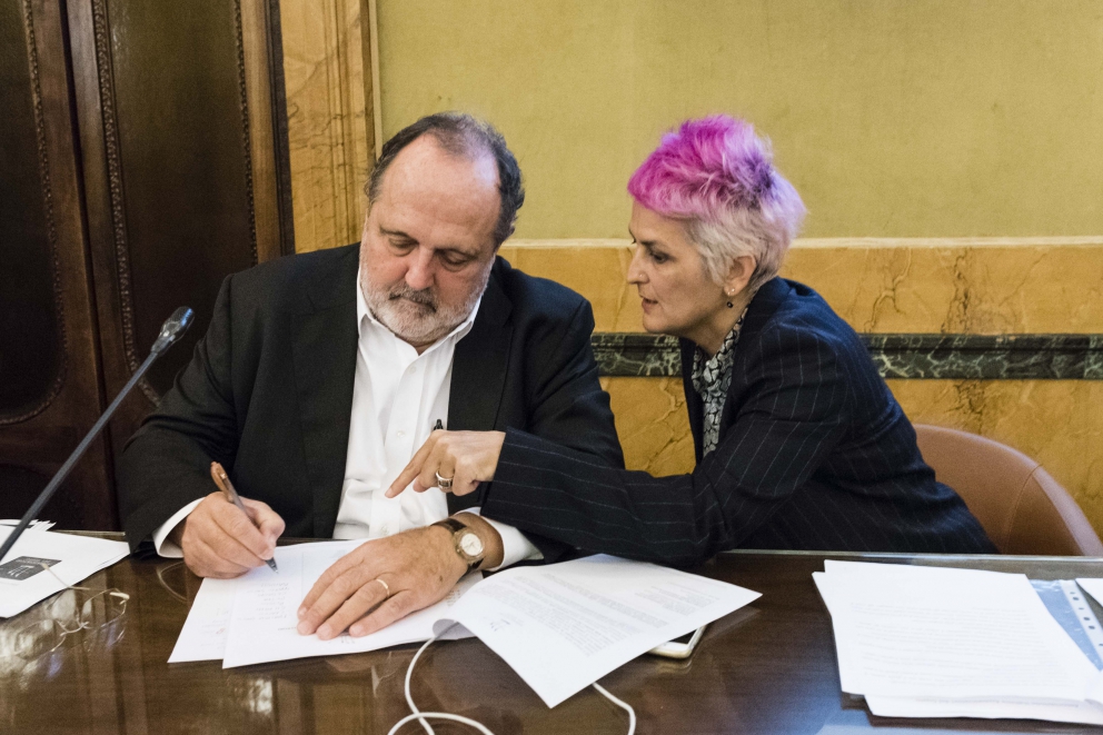 Photogallery











Annie Féolde e Aimo Moroni









Andrea Berton con Davide Oldani









Un attento Pietro Leemann









Alcuni soci benemeriti: Alfonso Iaccarino, Annie Féolde, Aimo e Nadia Moroni









L'applauditissimo intervento di Corrado Assenza









Cesare Battisti, Marco Sacco, Renato Bosco e Pietro Zito. Sacco ha dichiarato: «Soprattutto dopo Expo 2015, siamo riconosciuti tra i Paesi con il maggior capitale di storia e cultura enogastronomica. Oggi  il Governo ci premia affidandoci ufficialmente una missione che da tempo già molti di noi perseguivano singolarmente. Valorizzeremo così in sinergia con le Istituzioni un patrimonio che è di tutti, portando nel mondo l’arte culinaria nel nostro dna di chef, cuochi, piazzaioli e ristoratori»

 









L'intervento di Davide Oldani









Alfonso Iaccarino














Assenza dialoga con Sacco, Battisti in mezzo ai due









Aimo e Nadia Moroni









Cristina Bowerman e Carlin Petrini














Chiacchiere tra Moreno Cedroni e Pietro Zito









Carlo Cracco sul palco









Sacco, Bosco e Battisti









Franco Pepe e Paolo Marchi









Alessandro Gilmozzi e Paolo Marchi presentano il simbolo dell'associazione






