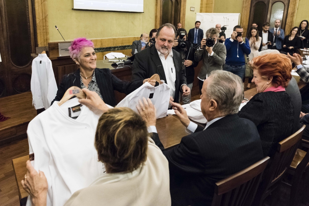 Photogallery











Annie Féolde e Aimo Moroni









Andrea Berton con Davide Oldani









Un attento Pietro Leemann









Alcuni soci benemeriti: Alfonso Iaccarino, Annie Féolde, Aimo e Nadia Moroni









L'applauditissimo intervento di Corrado Assenza









Cesare Battisti, Marco Sacco, Renato Bosco e Pietro Zito. Sacco ha dichiarato: «Soprattutto dopo Expo 2015, siamo riconosciuti tra i Paesi con il maggior capitale di storia e cultura enogastronomica. Oggi  il Governo ci premia affidandoci ufficialmente una missione che da tempo già molti di noi perseguivano singolarmente. Valorizzeremo così in sinergia con le Istituzioni un patrimonio che è di tutti, portando nel mondo l’arte culinaria nel nostro dna di chef, cuochi, piazzaioli e ristoratori»

 









L'intervento di Davide Oldani









Alfonso Iaccarino






