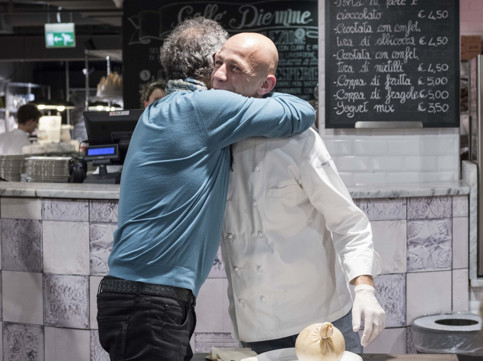 Galleria fotografica






Snacks della cena di Camanini: Alga nori e mortadella, Riso soffiato, nero di seppia e Parmigiano tostato all’anice stellato (tutte le foto sono di Brambilla-Serrani)









Gambero, olio di semi di fragola, Campari









Mandorla e gin









Spaghettone al burro e lievito









Cacio e pepe in vescica









Brodo di pesce azzurro









Trombette della morte, marsala invecchiato, collagene, fondo di faraona, cacao









Gelato al latte di montagna









Meringa al cioccolato bianco









Torta di rose cotta al momento con zabaione al Vov e limoni del Garda









Cannoncino king size ripieno di crema alla noce di Sorrento e caffè









Banana caramellata con frutto della passione, noci, uvetta, capperi tostati, limone sfusato, salvia, cannella e anice stellato









Crosta tostata al cioccolato fondente









Fondente 85%, Lagavulin e cuore di alce affumicato









Coccole finali: Burro d'arachidi e arancia











