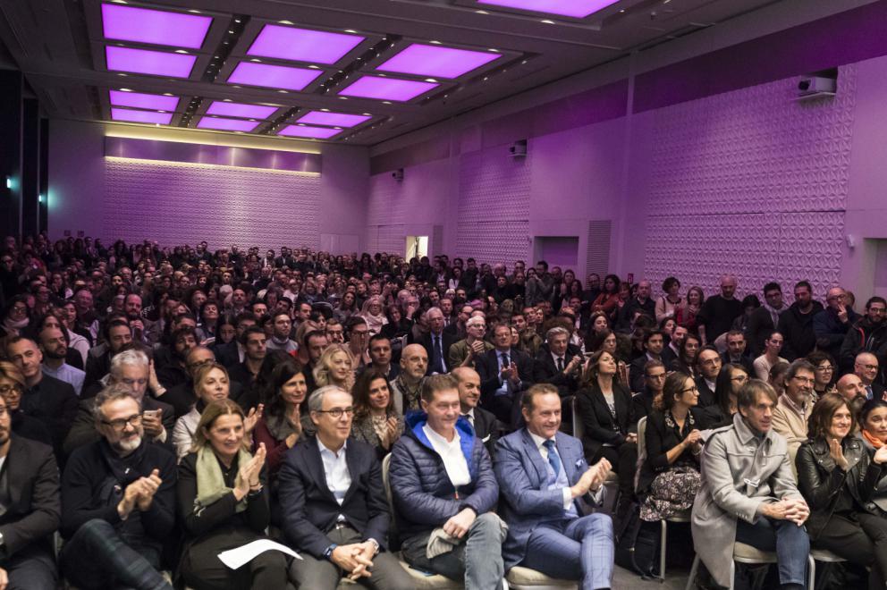 Galleria fotografica






Giovane famiglia. Angelo Cremonini di Olitalia premia Valeria Piccini, Andrea e Maurizio Menichetti, Da Caino - Montemerano (Grosseto)









Sorpresa dell’anno. Anna Maschio di Bonaventura Maschio premia Federico La Paglia di Sikélaia – Milano 









Il miglior cestino del pane: Piero Gabrieli, responsabile marketing di Molino Quaglia premia Francesco Apreda con Simona Piga , pasticciera e responsabile dei lievitati, Imàgo dell’hotel Hassler – Roma 









Il miglior chef pasticciere: Igor Maiellano, direttore vendite di Valrhona, premia Ascanio Brozzetti de Le Calandre – Rubano (Padova)









Il miglior chef straniero. Sara Peirone, Top Gastronomy Manager Gruppo Lavazza premia Oriol Castro, Mateu Casañas e Eduard Xatruch di Disfrutar – Barcellona









Il miglior sous-chef. Elena Bacchini, direttore marketing Divine Creazioni-Surgital premia Davide Di Fabio e Takahiko Kondo, Osteria Francescana – Modena









Il miglior food writer. Alessandro Guidi e Cristina Franceschetti premiano Annalisa Zordan del Gambero Rosso









Il miglior maître. Virginia Stancheris, pr, sponsorizzazioni ed eventi di  Kettmeir premia Mario Vitiello, Il Comandante dell’Hotel Romeo – Napoli 









La migliore sommelier. Carlo Boschi, responsabile Veuve Clicquot Italia premia Ramona Ragaini di Andreina - Loreto (Ancona)









Il miglior sommelier. Francesco Zonin, executive vicepresident di Zonin 182, premia Manuele Pirovano, D’O – Cornaredo (Milano)

 









Birra in cucina. Paolo Merlin, Heineken e Fondazione Birra Moretti premia Michelangelo Mammoliti, La Madernassa - Guarene (Cuneo)









La migliore chef. Elisabetta Bracci, marketing manager premium brands di S.Pellegrino premia Marta Scalabrini, Marta in Cucina - Reggio Emilia









Il miglior chef. Elisabetta Serraiotto, responsabile marketing e comunicazione del Consorzio Grana Padano premia Matias Perdomo e Simon Press di Contraste – Milano






