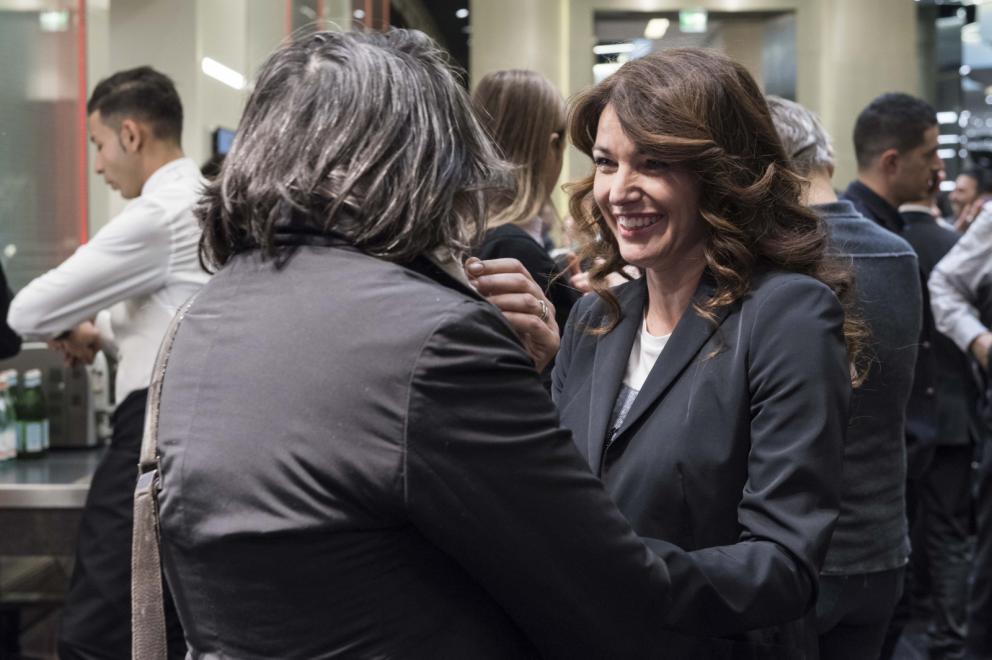 Galleria fotografica






Giovane famiglia. Angelo Cremonini di Olitalia premia Valeria Piccini, Andrea e Maurizio Menichetti, Da Caino - Montemerano (Grosseto)









Sorpresa dell’anno. Anna Maschio di Bonaventura Maschio premia Federico La Paglia di Sikélaia – Milano 









Il miglior cestino del pane: Piero Gabrieli, responsabile marketing di Molino Quaglia premia Francesco Apreda con Simona Piga , pasticciera e responsabile dei lievitati, Imàgo dell’hotel Hassler – Roma 









Il miglior chef pasticciere: Igor Maiellano, direttore vendite di Valrhona, premia Ascanio Brozzetti de Le Calandre – Rubano (Padova)









Il miglior chef straniero. Sara Peirone, Top Gastronomy Manager Gruppo Lavazza premia Oriol Castro, Mateu Casañas e Eduard Xatruch di Disfrutar – Barcellona









Il miglior sous-chef. Elena Bacchini, direttore marketing Divine Creazioni-Surgital premia Davide Di Fabio e Takahiko Kondo, Osteria Francescana – Modena









Il miglior food writer. Alessandro Guidi e Cristina Franceschetti premiano Annalisa Zordan del Gambero Rosso









Il miglior maître. Virginia Stancheris, pr, sponsorizzazioni ed eventi di  Kettmeir premia Mario Vitiello, Il Comandante dell’Hotel Romeo – Napoli 









La migliore sommelier. Carlo Boschi, responsabile Veuve Clicquot Italia premia Ramona Ragaini di Andreina - Loreto (Ancona)









Il miglior sommelier. Francesco Zonin, executive vicepresident di Zonin 182, premia Manuele Pirovano, D’O – Cornaredo (Milano)

 









Birra in cucina. Paolo Merlin, Heineken e Fondazione Birra Moretti premia Michelangelo Mammoliti, La Madernassa - Guarene (Cuneo)









La migliore chef. Elisabetta Bracci, marketing manager premium brands di S.Pellegrino premia Marta Scalabrini, Marta in Cucina - Reggio Emilia









Il miglior chef. Elisabetta Serraiotto, responsabile marketing e comunicazione del Consorzio Grana Padano premia Matias Perdomo e Simon Press di Contraste – Milano









-





