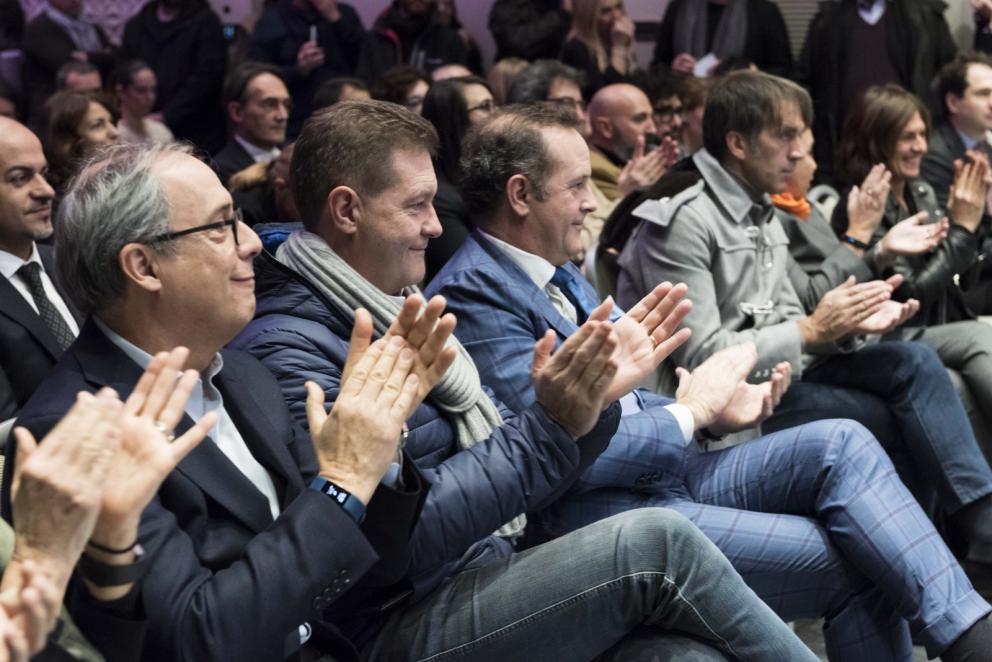 Galleria fotografica






Giovane famiglia. Angelo Cremonini di Olitalia premia Valeria Piccini, Andrea e Maurizio Menichetti, Da Caino - Montemerano (Grosseto)









Sorpresa dell’anno. Anna Maschio di Bonaventura Maschio premia Federico La Paglia di Sikélaia – Milano 









Il miglior cestino del pane: Piero Gabrieli, responsabile marketing di Molino Quaglia premia Francesco Apreda con Simona Piga , pasticciera e responsabile dei lievitati, Imàgo dell’hotel Hassler – Roma 









Il miglior chef pasticciere: Igor Maiellano, direttore vendite di Valrhona, premia Ascanio Brozzetti de Le Calandre – Rubano (Padova)









Il miglior chef straniero. Sara Peirone, Top Gastronomy Manager Gruppo Lavazza premia Oriol Castro, Mateu Casañas e Eduard Xatruch di Disfrutar – Barcellona









Il miglior sous-chef. Elena Bacchini, direttore marketing Divine Creazioni-Surgital premia Davide Di Fabio e Takahiko Kondo, Osteria Francescana – Modena









Il miglior food writer. Alessandro Guidi e Cristina Franceschetti premiano Annalisa Zordan del Gambero Rosso









Il miglior maître. Virginia Stancheris, pr, sponsorizzazioni ed eventi di  Kettmeir premia Mario Vitiello, Il Comandante dell’Hotel Romeo – Napoli 









La migliore sommelier. Carlo Boschi, responsabile Veuve Clicquot Italia premia Ramona Ragaini di Andreina - Loreto (Ancona)









Il miglior sommelier. Francesco Zonin, executive vicepresident di Zonin 182, premia Manuele Pirovano, D’O – Cornaredo (Milano)

 









Birra in cucina. Paolo Merlin, Heineken e Fondazione Birra Moretti premia Michelangelo Mammoliti, La Madernassa - Guarene (Cuneo)









La migliore chef. Elisabetta Bracci, marketing manager premium brands di S.Pellegrino premia Marta Scalabrini, Marta in Cucina - Reggio Emilia









Il miglior chef. Elisabetta Serraiotto, responsabile marketing e comunicazione del Consorzio Grana Padano premia Matias Perdomo e Simon Press di Contraste – Milano









-










