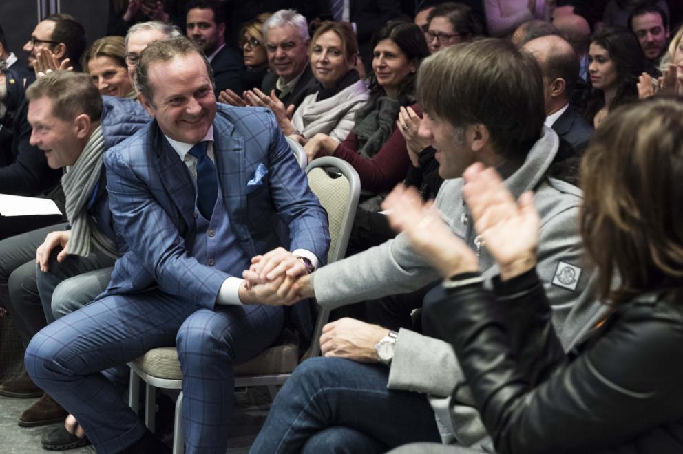 Galleria fotografica






Giovane famiglia. Angelo Cremonini di Olitalia premia Valeria Piccini, Andrea e Maurizio Menichetti, Da Caino - Montemerano (Grosseto)









Sorpresa dell’anno. Anna Maschio di Bonaventura Maschio premia Federico La Paglia di Sikélaia – Milano 









Il miglior cestino del pane: Piero Gabrieli, responsabile marketing di Molino Quaglia premia Francesco Apreda con Simona Piga , pasticciera e responsabile dei lievitati, Imàgo dell’hotel Hassler – Roma 









Il miglior chef pasticciere: Igor Maiellano, direttore vendite di Valrhona, premia Ascanio Brozzetti de Le Calandre – Rubano (Padova)









Il miglior chef straniero. Sara Peirone, Top Gastronomy Manager Gruppo Lavazza premia Oriol Castro, Mateu Casañas e Eduard Xatruch di Disfrutar – Barcellona









Il miglior sous-chef. Elena Bacchini, direttore marketing Divine Creazioni-Surgital premia Davide Di Fabio e Takahiko Kondo, Osteria Francescana – Modena









Il miglior food writer. Alessandro Guidi e Cristina Franceschetti premiano Annalisa Zordan del Gambero Rosso









Il miglior maître. Virginia Stancheris, pr, sponsorizzazioni ed eventi di  Kettmeir premia Mario Vitiello, Il Comandante dell’Hotel Romeo – Napoli 









La migliore sommelier. Carlo Boschi, responsabile Veuve Clicquot Italia premia Ramona Ragaini di Andreina - Loreto (Ancona)









Il miglior sommelier. Francesco Zonin, executive vicepresident di Zonin 182, premia Manuele Pirovano, D’O – Cornaredo (Milano)

 









Birra in cucina. Paolo Merlin, Heineken e Fondazione Birra Moretti premia Michelangelo Mammoliti, La Madernassa - Guarene (Cuneo)









La migliore chef. Elisabetta Bracci, marketing manager premium brands di S.Pellegrino premia Marta Scalabrini, Marta in Cucina - Reggio Emilia









Il miglior chef. Elisabetta Serraiotto, responsabile marketing e comunicazione del Consorzio Grana Padano premia Matias Perdomo e Simon Press di Contraste – Milano









-




















