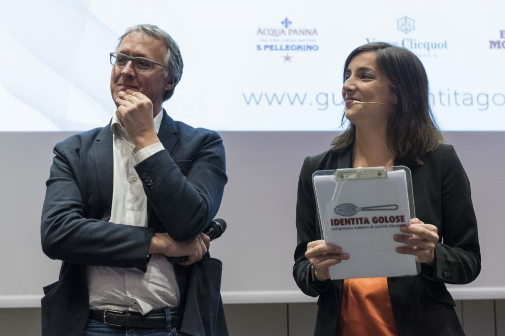 Galleria fotografica






Giovane famiglia. Angelo Cremonini di Olitalia premia Valeria Piccini, Andrea e Maurizio Menichetti, Da Caino - Montemerano (Grosseto)









Sorpresa dell’anno. Anna Maschio di Bonaventura Maschio premia Federico La Paglia di Sikélaia – Milano 









Il miglior cestino del pane: Piero Gabrieli, responsabile marketing di Molino Quaglia premia Francesco Apreda con Simona Piga , pasticciera e responsabile dei lievitati, Imàgo dell’hotel Hassler – Roma 









Il miglior chef pasticciere: Igor Maiellano, direttore vendite di Valrhona, premia Ascanio Brozzetti de Le Calandre – Rubano (Padova)









Il miglior chef straniero. Sara Peirone, Top Gastronomy Manager Gruppo Lavazza premia Oriol Castro, Mateu Casañas e Eduard Xatruch di Disfrutar – Barcellona









Il miglior sous-chef. Elena Bacchini, direttore marketing Divine Creazioni-Surgital premia Davide Di Fabio e Takahiko Kondo, Osteria Francescana – Modena









Il miglior food writer. Alessandro Guidi e Cristina Franceschetti premiano Annalisa Zordan del Gambero Rosso









Il miglior maître. Virginia Stancheris, pr, sponsorizzazioni ed eventi di  Kettmeir premia Mario Vitiello, Il Comandante dell’Hotel Romeo – Napoli 









La migliore sommelier. Carlo Boschi, responsabile Veuve Clicquot Italia premia Ramona Ragaini di Andreina - Loreto (Ancona)









Il miglior sommelier. Francesco Zonin, executive vicepresident di Zonin 182, premia Manuele Pirovano, D’O – Cornaredo (Milano)

 









Birra in cucina. Paolo Merlin, Heineken e Fondazione Birra Moretti premia Michelangelo Mammoliti, La Madernassa - Guarene (Cuneo)









La migliore chef. Elisabetta Bracci, marketing manager premium brands di S.Pellegrino premia Marta Scalabrini, Marta in Cucina - Reggio Emilia









Il miglior chef. Elisabetta Serraiotto, responsabile marketing e comunicazione del Consorzio Grana Padano premia Matias Perdomo e Simon Press di Contraste – Milano









-

























