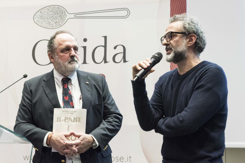 Galleria fotografica






Giovane famiglia. Angelo Cremonini di Olitalia premia Valeria Piccini, Andrea e Maurizio Menichetti, Da Caino - Montemerano (Grosseto)









Sorpresa dell’anno. Anna Maschio di Bonaventura Maschio premia Federico La Paglia di Sikélaia – Milano 









Il miglior cestino del pane: Piero Gabrieli, responsabile marketing di Molino Quaglia premia Francesco Apreda con Simona Piga , pasticciera e responsabile dei lievitati, Imàgo dell’hotel Hassler – Roma 









Il miglior chef pasticciere: Igor Maiellano, direttore vendite di Valrhona, premia Ascanio Brozzetti de Le Calandre – Rubano (Padova)









Il miglior chef straniero. Sara Peirone, Top Gastronomy Manager Gruppo Lavazza premia Oriol Castro, Mateu Casañas e Eduard Xatruch di Disfrutar – Barcellona









Il miglior sous-chef. Elena Bacchini, direttore marketing Divine Creazioni-Surgital premia Davide Di Fabio e Takahiko Kondo, Osteria Francescana – Modena









Il miglior food writer. Alessandro Guidi e Cristina Franceschetti premiano Annalisa Zordan del Gambero Rosso









Il miglior maître. Virginia Stancheris, pr, sponsorizzazioni ed eventi di  Kettmeir premia Mario Vitiello, Il Comandante dell’Hotel Romeo – Napoli 









La migliore sommelier. Carlo Boschi, responsabile Veuve Clicquot Italia premia Ramona Ragaini di Andreina - Loreto (Ancona)









Il miglior sommelier. Francesco Zonin, executive vicepresident di Zonin 182, premia Manuele Pirovano, D’O – Cornaredo (Milano)

 









Birra in cucina. Paolo Merlin, Heineken e Fondazione Birra Moretti premia Michelangelo Mammoliti, La Madernassa - Guarene (Cuneo)









La migliore chef. Elisabetta Bracci, marketing manager premium brands di S.Pellegrino premia Marta Scalabrini, Marta in Cucina - Reggio Emilia









Il miglior chef. Elisabetta Serraiotto, responsabile marketing e comunicazione del Consorzio Grana Padano premia Matias Perdomo e Simon Press di Contraste – Milano









-































