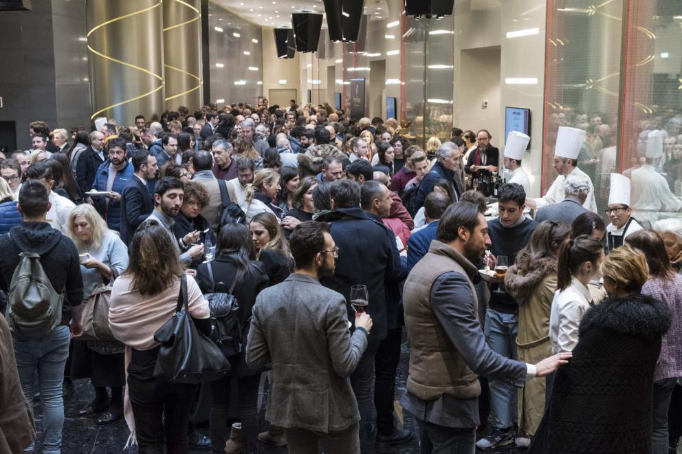 Galleria fotografica






Giovane famiglia. Angelo Cremonini di Olitalia premia Valeria Piccini, Andrea e Maurizio Menichetti, Da Caino - Montemerano (Grosseto)









Sorpresa dell’anno. Anna Maschio di Bonaventura Maschio premia Federico La Paglia di Sikélaia – Milano 









Il miglior cestino del pane: Piero Gabrieli, responsabile marketing di Molino Quaglia premia Francesco Apreda con Simona Piga , pasticciera e responsabile dei lievitati, Imàgo dell’hotel Hassler – Roma 









Il miglior chef pasticciere: Igor Maiellano, direttore vendite di Valrhona, premia Ascanio Brozzetti de Le Calandre – Rubano (Padova)









Il miglior chef straniero. Sara Peirone, Top Gastronomy Manager Gruppo Lavazza premia Oriol Castro, Mateu Casañas e Eduard Xatruch di Disfrutar – Barcellona









Il miglior sous-chef. Elena Bacchini, direttore marketing Divine Creazioni-Surgital premia Davide Di Fabio e Takahiko Kondo, Osteria Francescana – Modena









Il miglior food writer. Alessandro Guidi e Cristina Franceschetti premiano Annalisa Zordan del Gambero Rosso









Il miglior maître. Virginia Stancheris, pr, sponsorizzazioni ed eventi di  Kettmeir premia Mario Vitiello, Il Comandante dell’Hotel Romeo – Napoli 









La migliore sommelier. Carlo Boschi, responsabile Veuve Clicquot Italia premia Ramona Ragaini di Andreina - Loreto (Ancona)









Il miglior sommelier. Francesco Zonin, executive vicepresident di Zonin 182, premia Manuele Pirovano, D’O – Cornaredo (Milano)

 









Birra in cucina. Paolo Merlin, Heineken e Fondazione Birra Moretti premia Michelangelo Mammoliti, La Madernassa - Guarene (Cuneo)









La migliore chef. Elisabetta Bracci, marketing manager premium brands di S.Pellegrino premia Marta Scalabrini, Marta in Cucina - Reggio Emilia









Il miglior chef. Elisabetta Serraiotto, responsabile marketing e comunicazione del Consorzio Grana Padano premia Matias Perdomo e Simon Press di Contraste – Milano









-








































