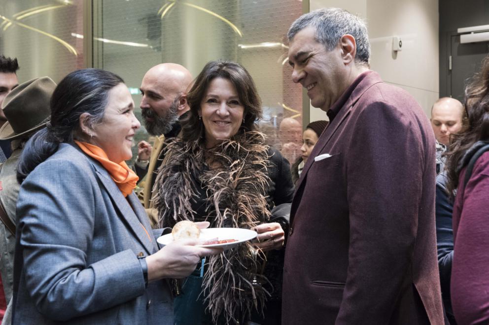 Galleria fotografica






Giovane famiglia. Angelo Cremonini di Olitalia premia Valeria Piccini, Andrea e Maurizio Menichetti, Da Caino - Montemerano (Grosseto)









Sorpresa dell’anno. Anna Maschio di Bonaventura Maschio premia Federico La Paglia di Sikélaia – Milano 









Il miglior cestino del pane: Piero Gabrieli, responsabile marketing di Molino Quaglia premia Francesco Apreda con Simona Piga , pasticciera e responsabile dei lievitati, Imàgo dell’hotel Hassler – Roma 









Il miglior chef pasticciere: Igor Maiellano, direttore vendite di Valrhona, premia Ascanio Brozzetti de Le Calandre – Rubano (Padova)









Il miglior chef straniero. Sara Peirone, Top Gastronomy Manager Gruppo Lavazza premia Oriol Castro, Mateu Casañas e Eduard Xatruch di Disfrutar – Barcellona









Il miglior sous-chef. Elena Bacchini, direttore marketing Divine Creazioni-Surgital premia Davide Di Fabio e Takahiko Kondo, Osteria Francescana – Modena









Il miglior food writer. Alessandro Guidi e Cristina Franceschetti premiano Annalisa Zordan del Gambero Rosso









Il miglior maître. Virginia Stancheris, pr, sponsorizzazioni ed eventi di  Kettmeir premia Mario Vitiello, Il Comandante dell’Hotel Romeo – Napoli 









La migliore sommelier. Carlo Boschi, responsabile Veuve Clicquot Italia premia Ramona Ragaini di Andreina - Loreto (Ancona)









Il miglior sommelier. Francesco Zonin, executive vicepresident di Zonin 182, premia Manuele Pirovano, D’O – Cornaredo (Milano)

 









Birra in cucina. Paolo Merlin, Heineken e Fondazione Birra Moretti premia Michelangelo Mammoliti, La Madernassa - Guarene (Cuneo)









La migliore chef. Elisabetta Bracci, marketing manager premium brands di S.Pellegrino premia Marta Scalabrini, Marta in Cucina - Reggio Emilia









Il miglior chef. Elisabetta Serraiotto, responsabile marketing e comunicazione del Consorzio Grana Padano premia Matias Perdomo e Simon Press di Contraste – Milano









-













































