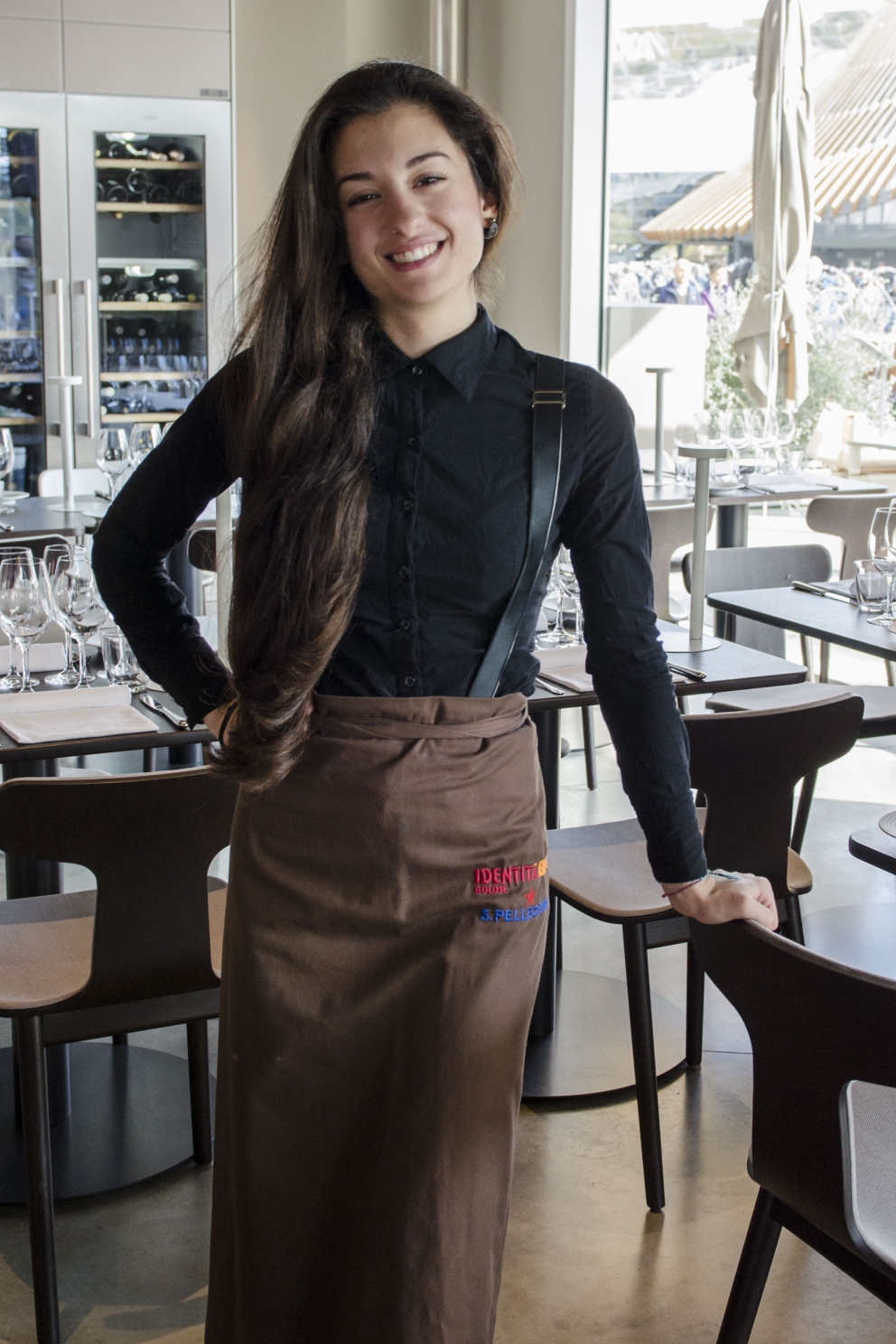 Galleria fotografica






Andrea Ribaldone dà indicazioni alla squadra








In posa








Briefing prima del serivizio








Con Ugo Alciati








Viviana Varese spiega i piatti ai camerieri








Riunione con Anthony Genovese























Con Carlo Cracco


















































