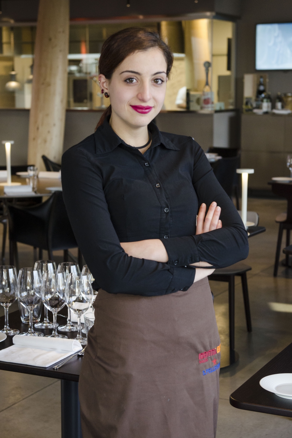 Galleria fotografica






Andrea Ribaldone dà indicazioni alla squadra








In posa








Briefing prima del serivizio








Con Ugo Alciati








Viviana Varese spiega i piatti ai camerieri








Riunione con Anthony Genovese























Con Carlo Cracco




























































