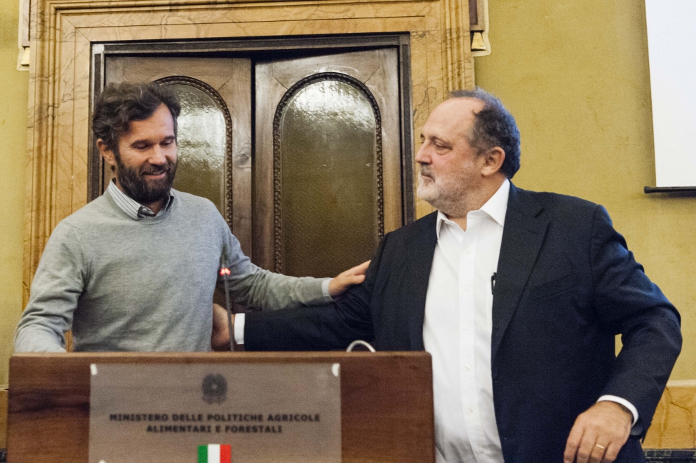 Photogallery











Annie Féolde e Aimo Moroni









Andrea Berton con Davide Oldani









Un attento Pietro Leemann









Alcuni soci benemeriti: Alfonso Iaccarino, Annie Féolde, Aimo e Nadia Moroni









L'applauditissimo intervento di Corrado Assenza









Cesare Battisti, Marco Sacco, Renato Bosco e Pietro Zito. Sacco ha dichiarato: «Soprattutto dopo Expo 2015, siamo riconosciuti tra i Paesi con il maggior capitale di storia e cultura enogastronomica. Oggi  il Governo ci premia affidandoci ufficialmente una missione che da tempo già molti di noi perseguivano singolarmente. Valorizzeremo così in sinergia con le Istituzioni un patrimonio che è di tutti, portando nel mondo l’arte culinaria nel nostro dna di chef, cuochi, piazzaioli e ristoratori»

 









L'intervento di Davide Oldani









Alfonso Iaccarino














Assenza dialoga con Sacco, Battisti in mezzo ai due









Aimo e Nadia Moroni









Cristina Bowerman e Carlin Petrini














Chiacchiere tra Moreno Cedroni e Pietro Zito






