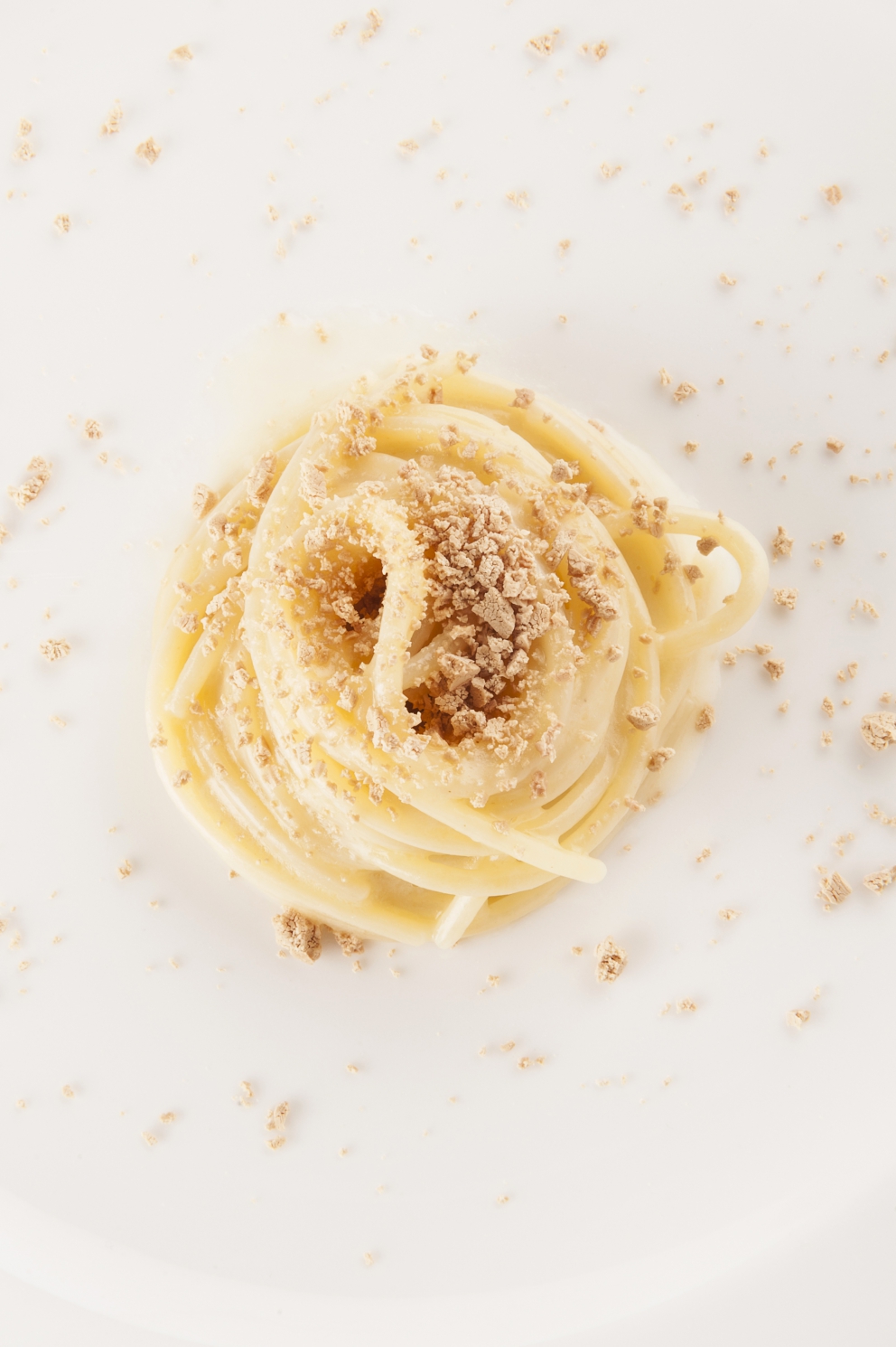 Galleria fotografica






Snacks della cena di Camanini: Alga nori e mortadella, Riso soffiato, nero di seppia e Parmigiano tostato all’anice stellato (tutte le foto sono di Brambilla-Serrani)









Gambero, olio di semi di fragola, Campari









Mandorla e gin






