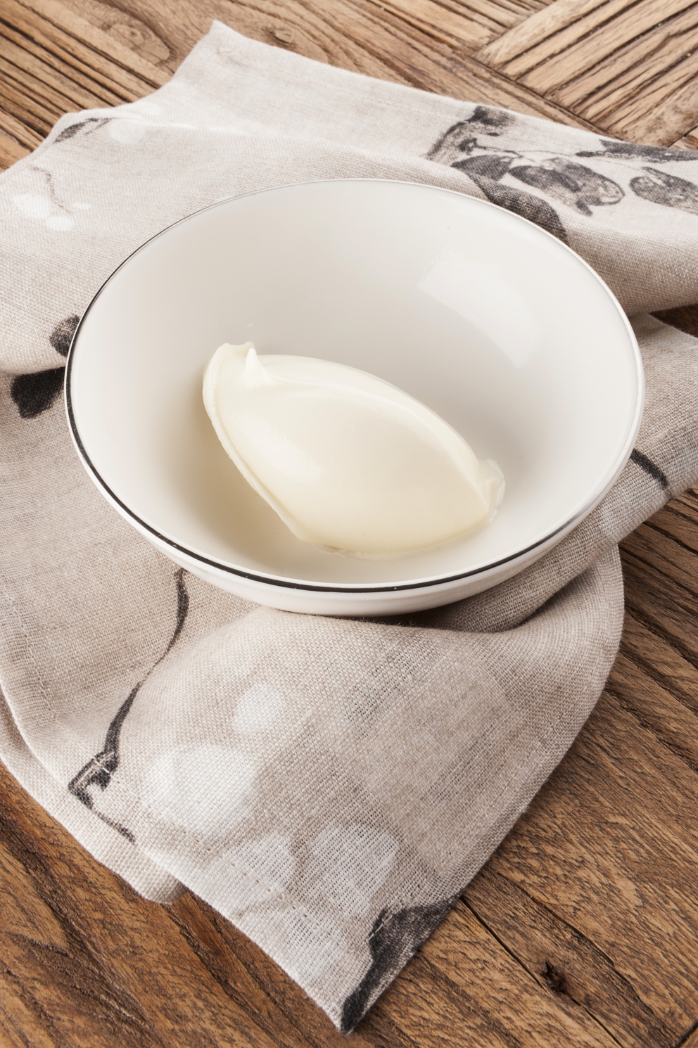 Galleria fotografica






Snacks della cena di Camanini: Alga nori e mortadella, Riso soffiato, nero di seppia e Parmigiano tostato all’anice stellato (tutte le foto sono di Brambilla-Serrani)









Gambero, olio di semi di fragola, Campari









Mandorla e gin









Spaghettone al burro e lievito









Cacio e pepe in vescica









Brodo di pesce azzurro









Trombette della morte, marsala invecchiato, collagene, fondo di faraona, cacao






